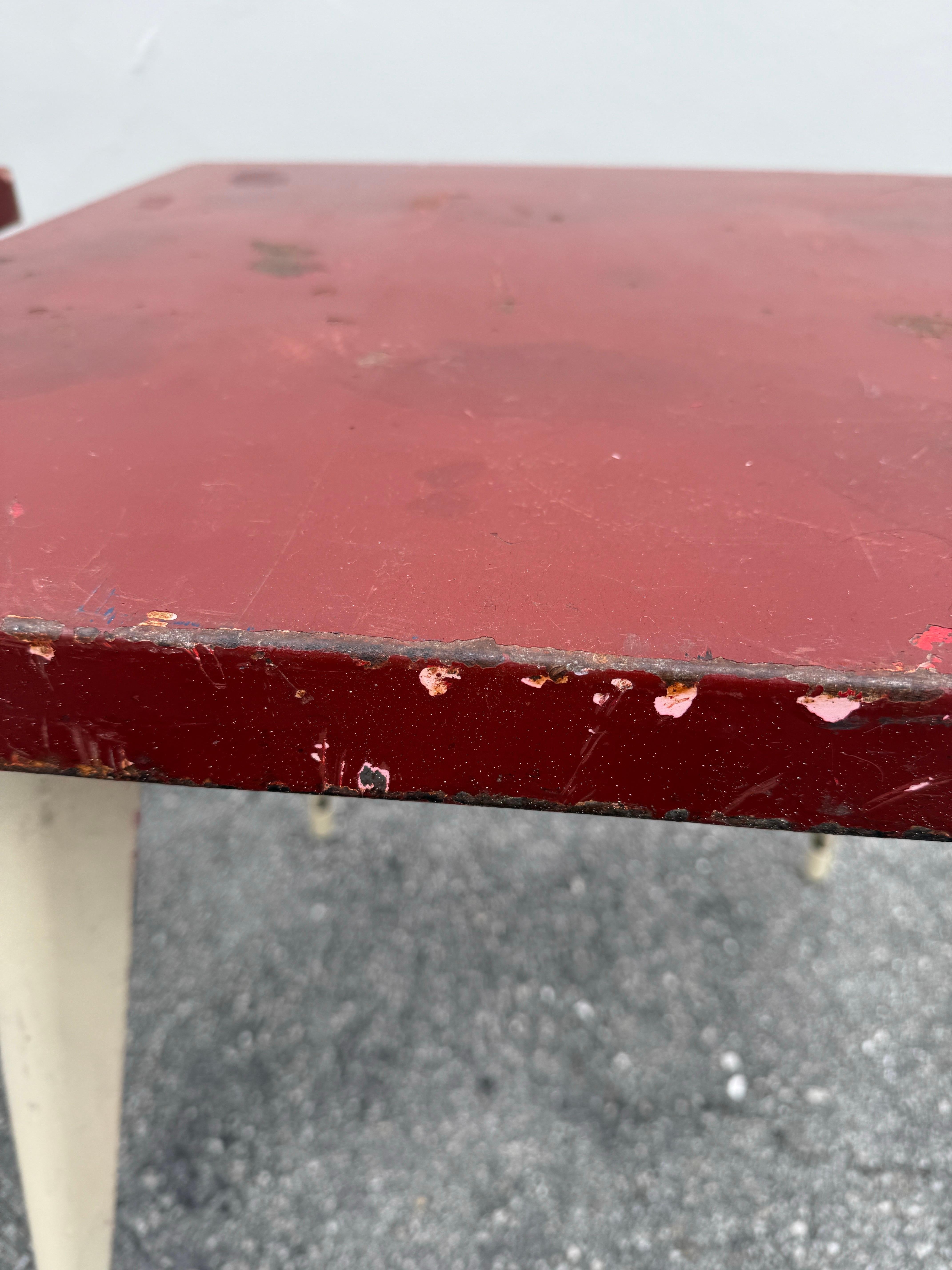 Xavier Pauchard, Paar quadratische französische Vintage-Bistrotische aus Metall (Mitte des 20. Jahrhunderts) im Angebot