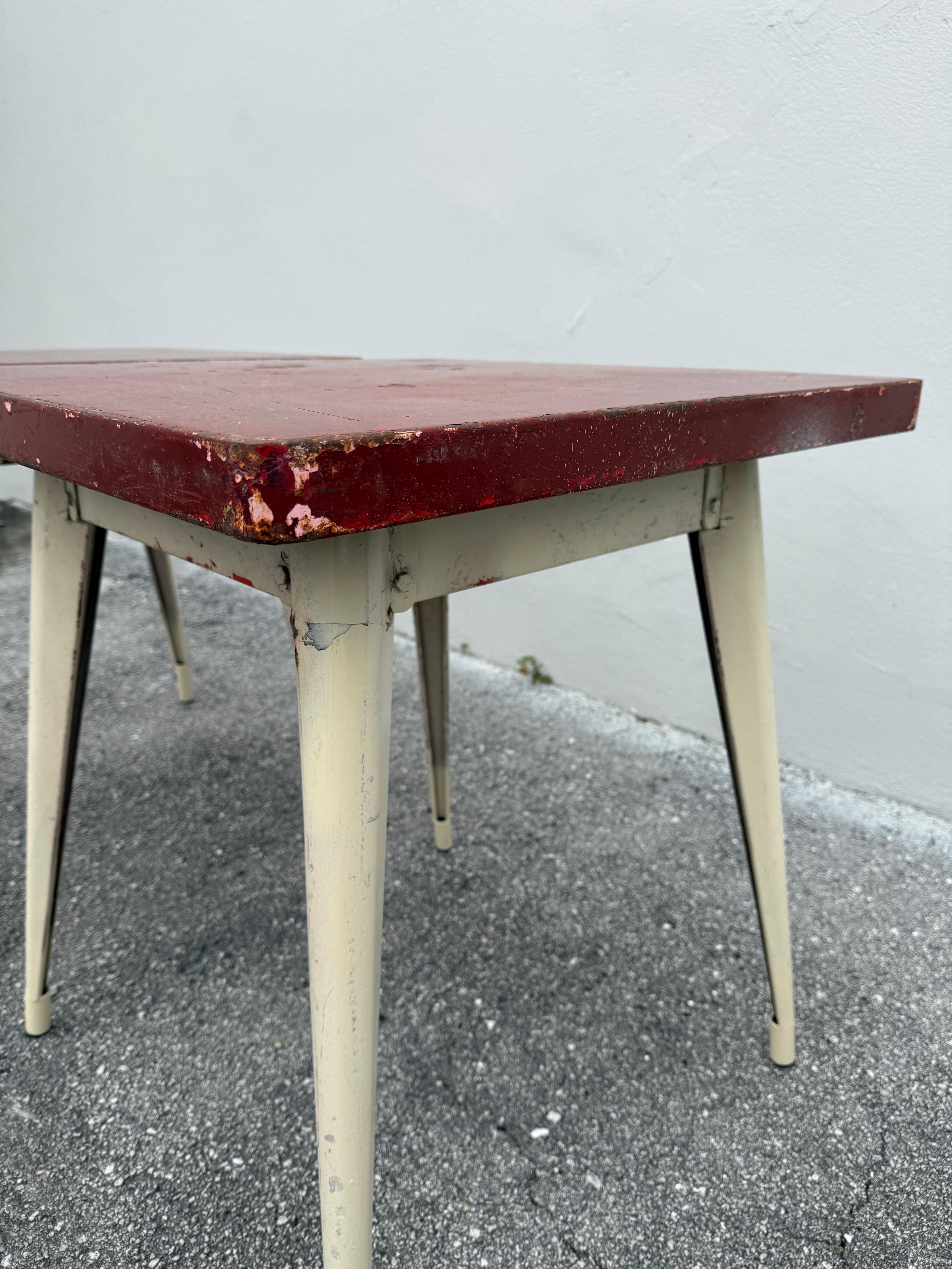 Xavier Pauchard, Paar quadratische französische Vintage-Bistrotische aus Metall im Angebot 1