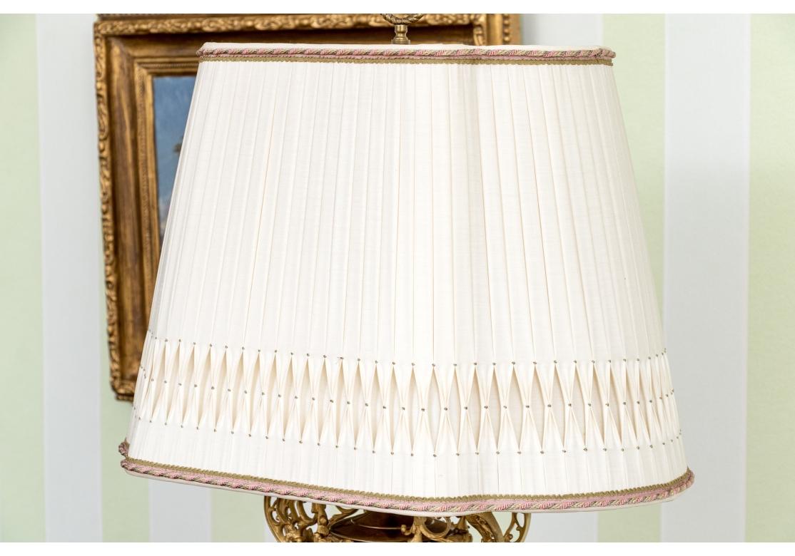 Paire de lampes de table de style français vintage en forme d'urne en vente 5