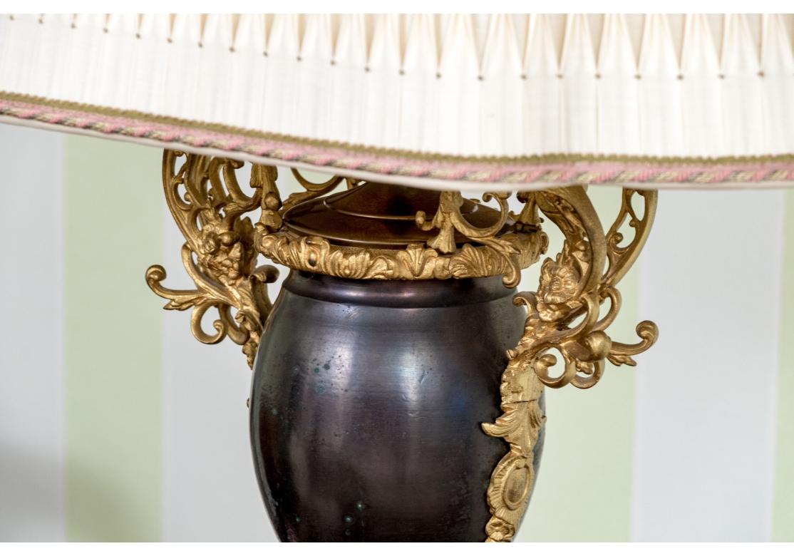 Paire de lampes de table de style français vintage en forme d'urne en vente 6