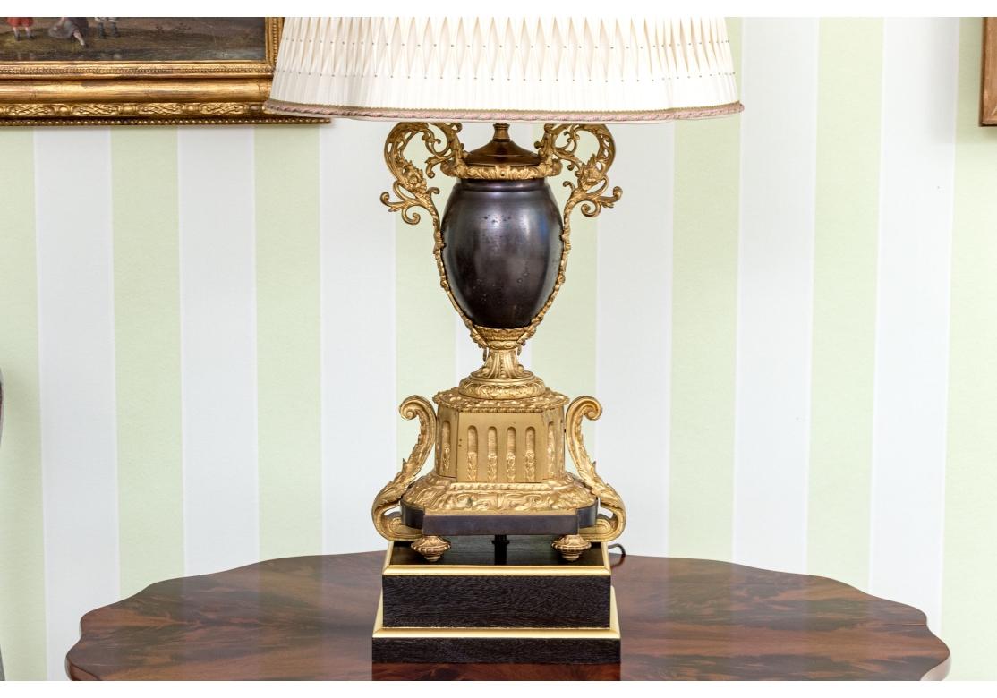 Paire de lampes de table de style français vintage en forme d'urne en vente 8