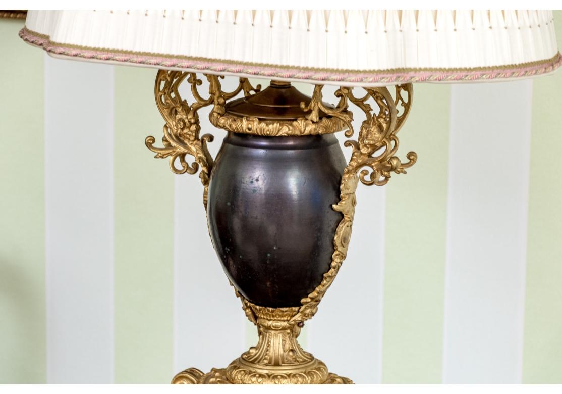 Hollywood Regency Paire de lampes de table de style français vintage en forme d'urne en vente