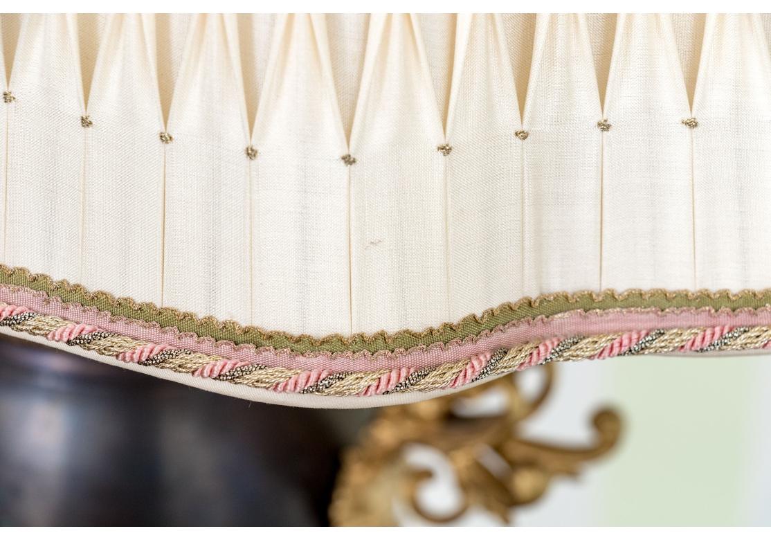 Paire de lampes de table de style français vintage en forme d'urne en vente 3