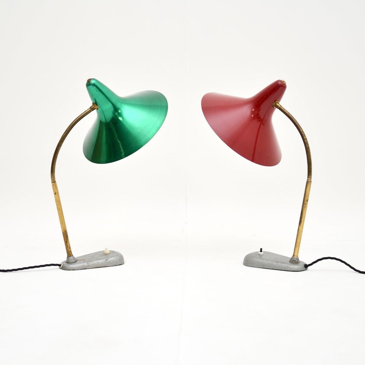 Fantástica pareja de lámparas de mesa francesas vintage, de los años 50.

Tienen un diseño precioso y son de gran calidad. Los tonos tienen formas estupendas, uno es verde metalizado y el otro rojo metalizado. Tienen cuellos articulados flexibles,