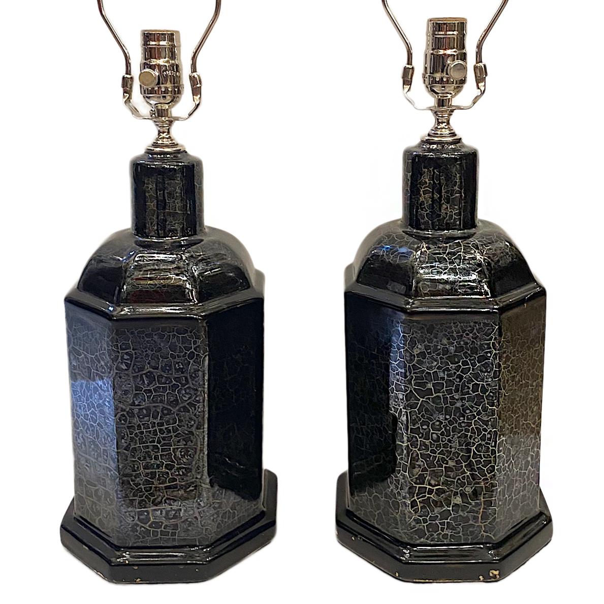 Paire de lampes en porcelaine noire française des années 1970.

Mesures :
Hauteur du corps : 14.25
