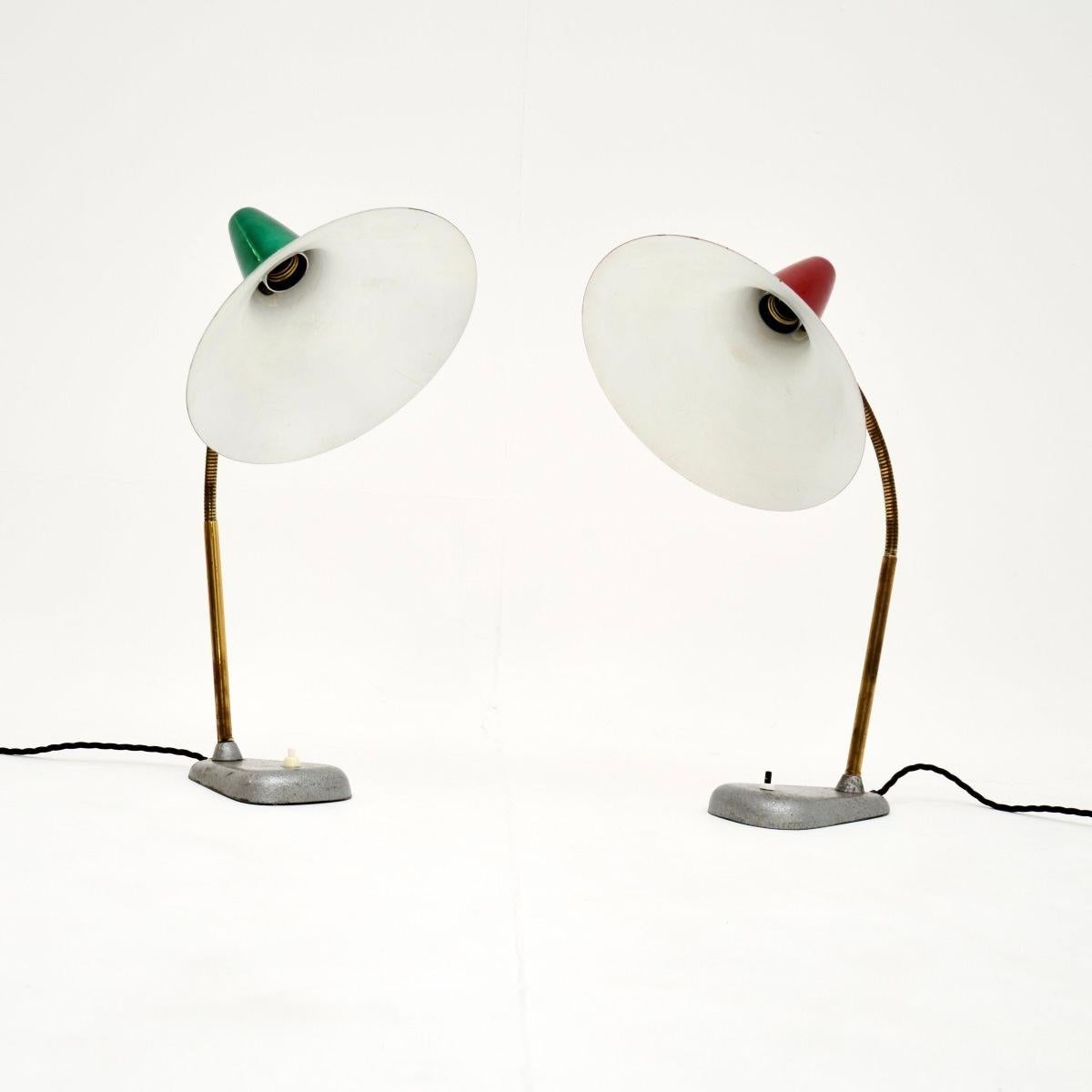 Pareja de lámparas de mesa francesas vintage Moderno de mediados de siglo en venta
