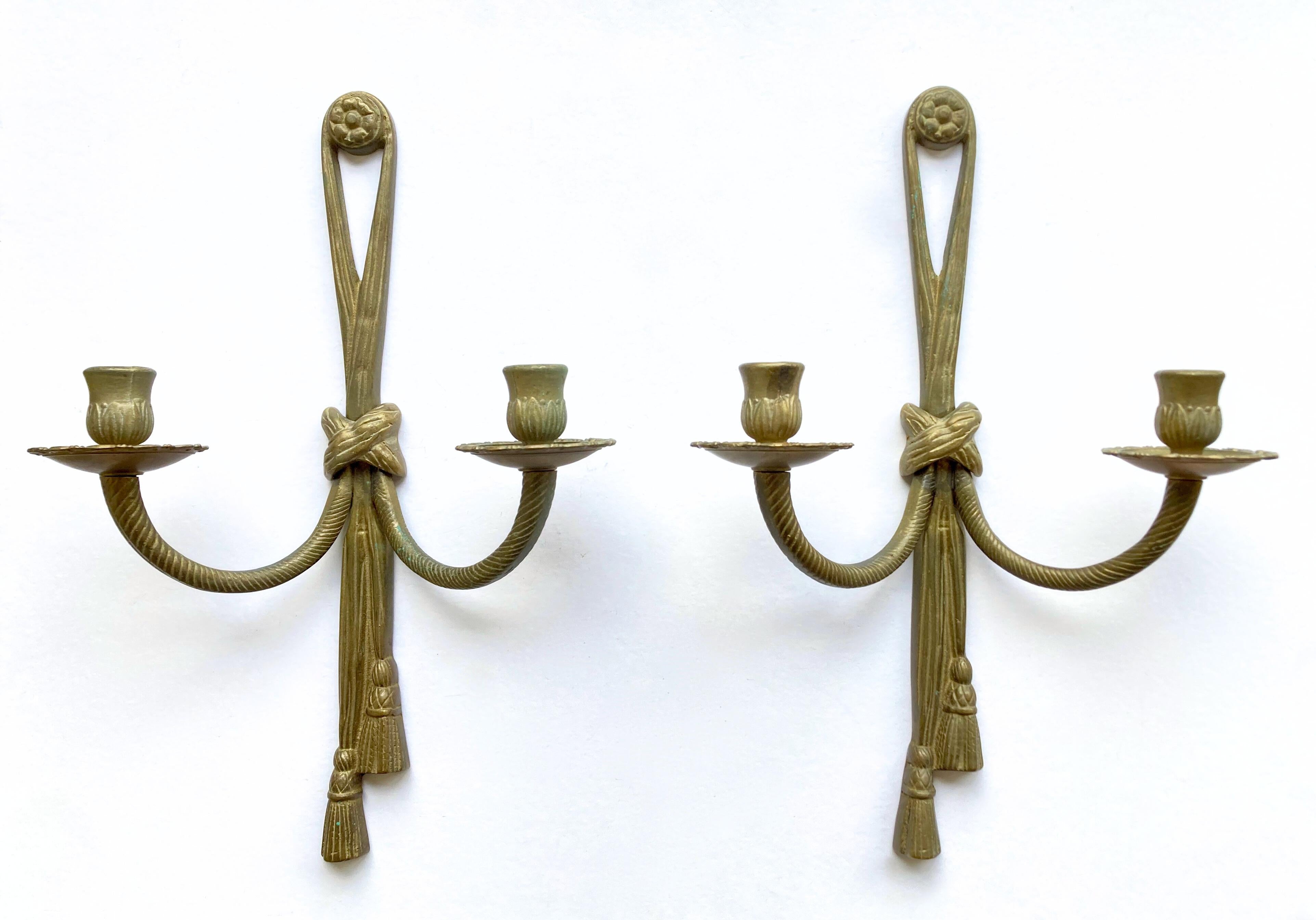 Una bellissima coppia di applique vintage in classico stile Luigi XVI. Questi sconsigli sono realizzati in lega di bronzo/rame pesante e modellata. Sono identici e nessuno di essi presenta marchi di fabbrica. La coppia è stata acquistata in Francia
