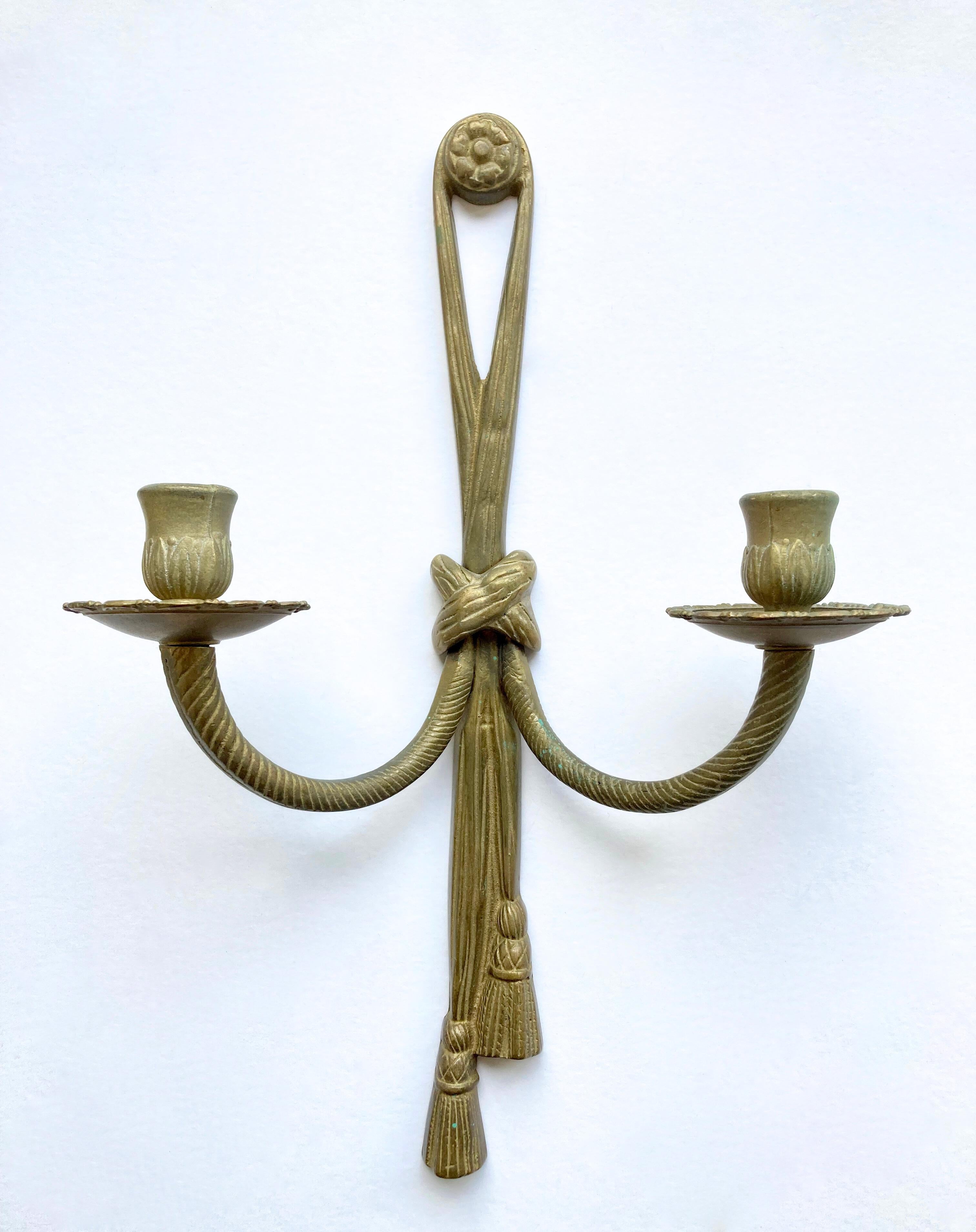 Francese Coppia di candelabri da parete francesi d'epoca in bronzo in stile Luigi XVI in vendita