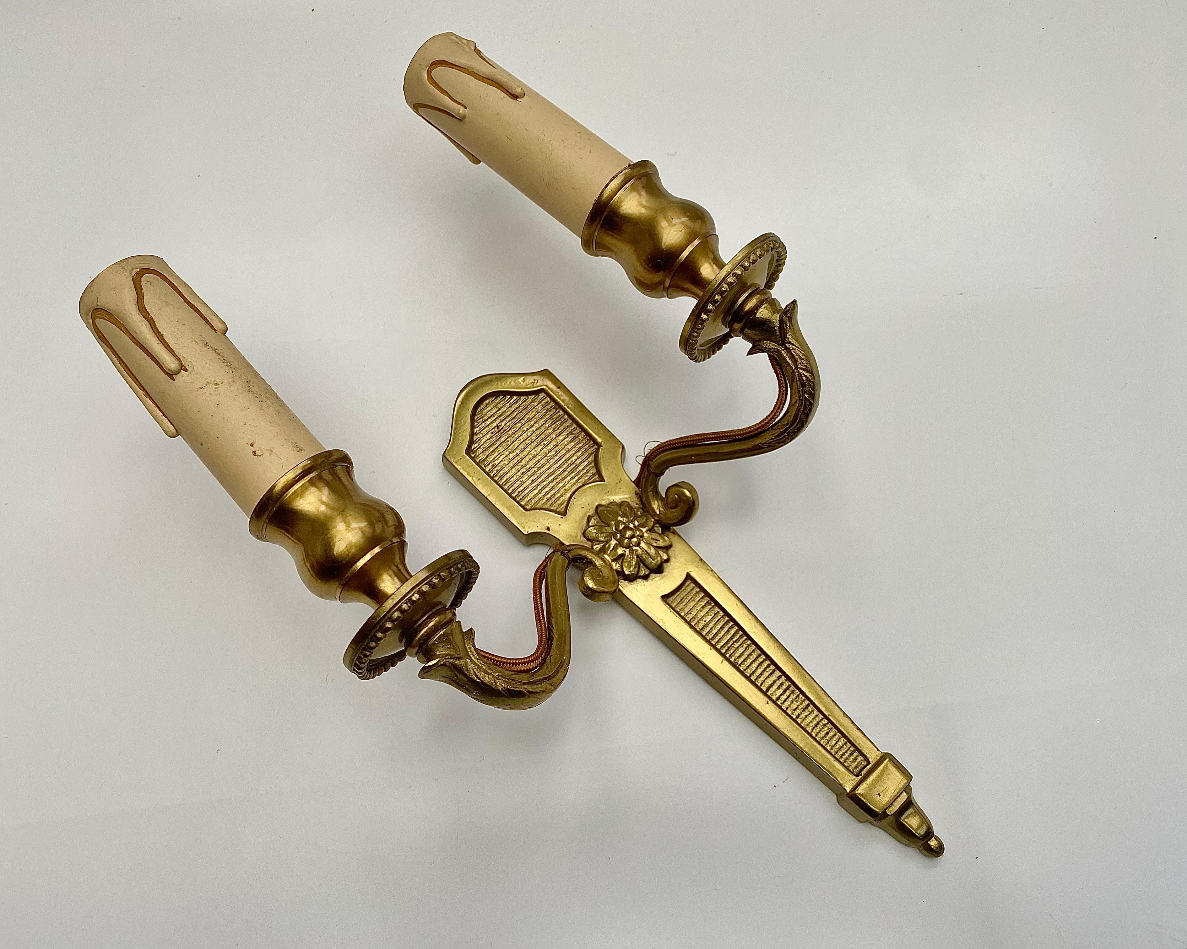 Coppia di applique francesi d'epoca in bronzo dorato degli anni '60 Eleg Double Light In condizioni ottime in vendita a Bastogne, BE