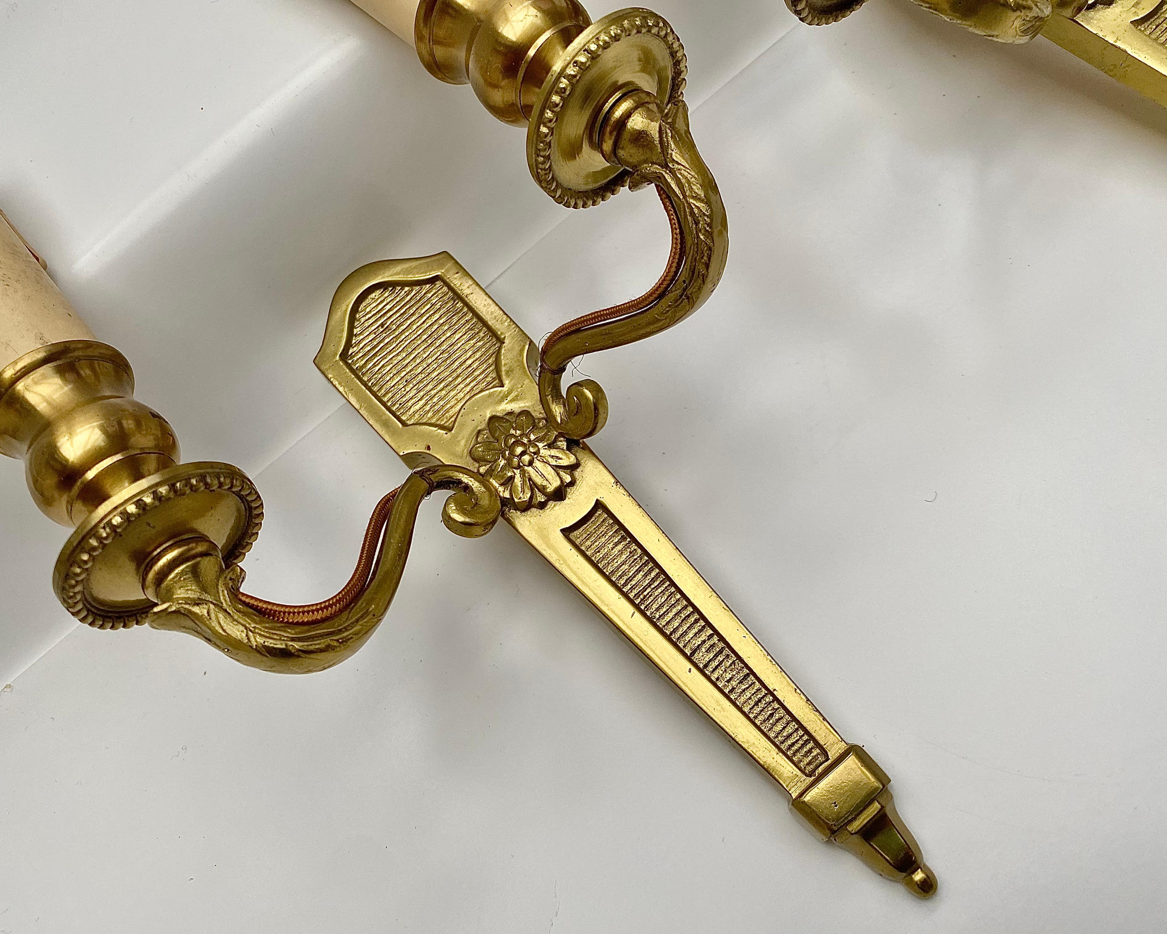 Metà XX secolo Coppia di applique francesi d'epoca in bronzo dorato degli anni '60 Eleg Double Light in vendita