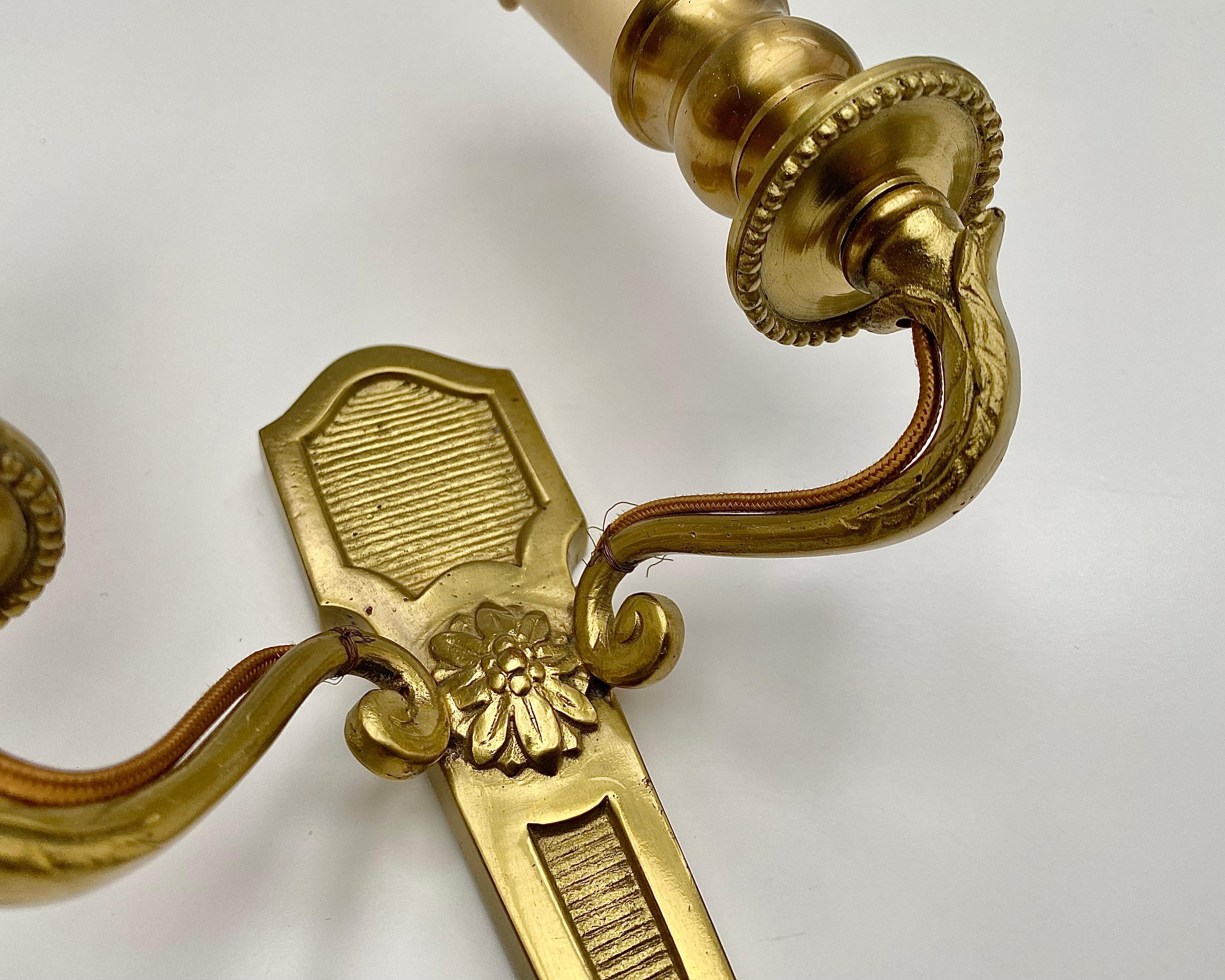 Bronzo Coppia di applique francesi d'epoca in bronzo dorato degli anni '60 Eleg Double Light in vendita