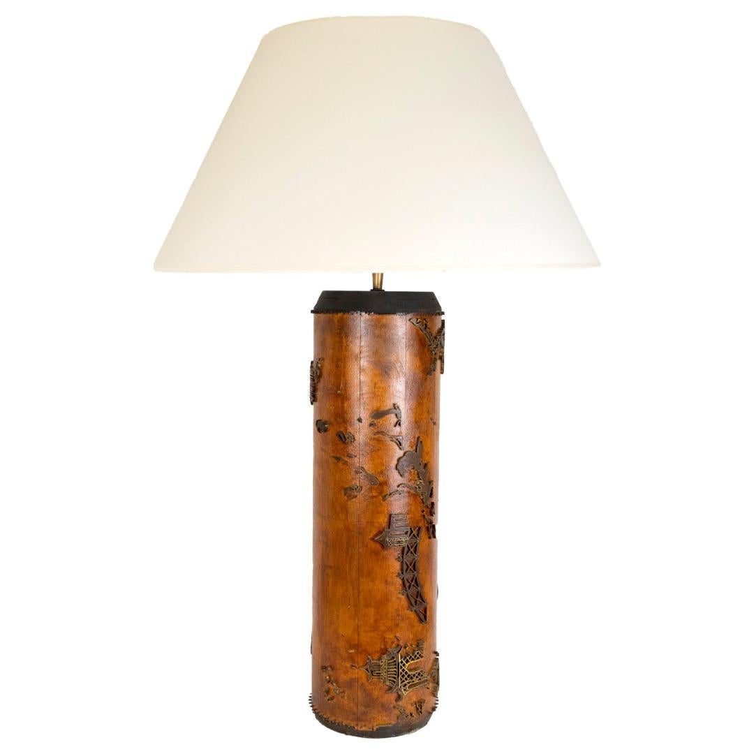 Paire de lampes de table à rouleau d'impression de papier peint, Vintage By, circa 1960. Le grand rouleau en bois est recouvert de scènes chinoises en relief en laiton. Autrefois utilisée pour rouler les impressions sur le papier peint, cette paire