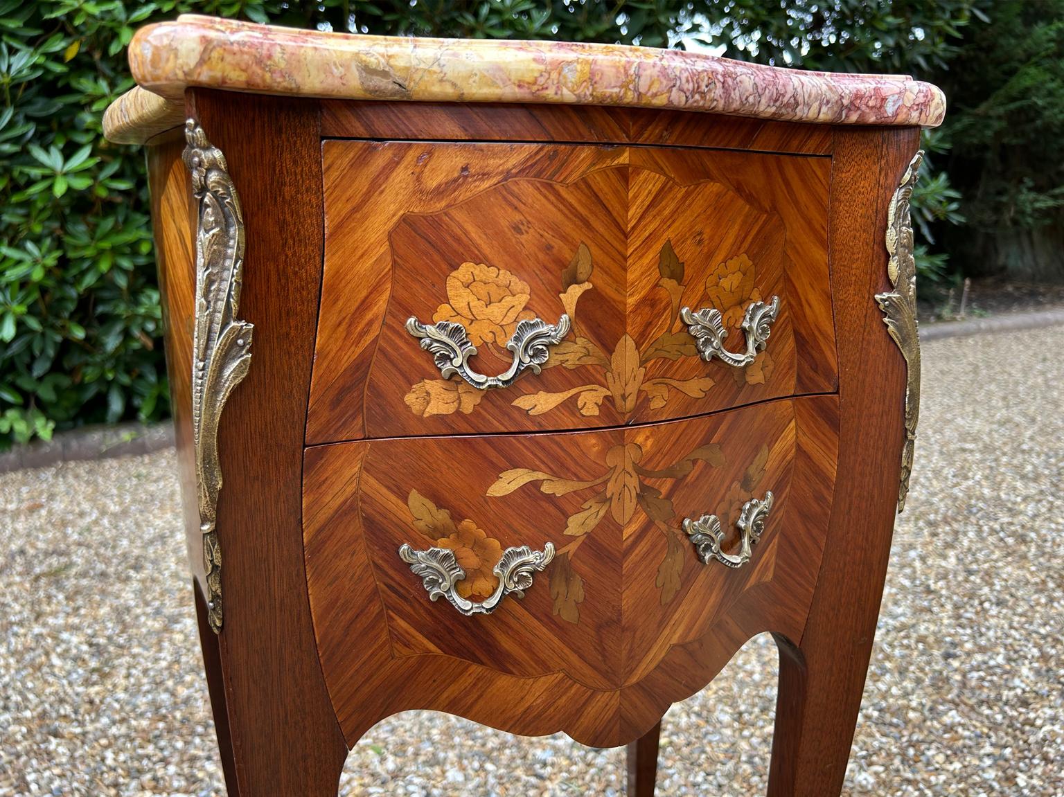 Coppia di sponde francesi d'epoca in legno di noce e Kingwood con piani in marmo in vendita 2