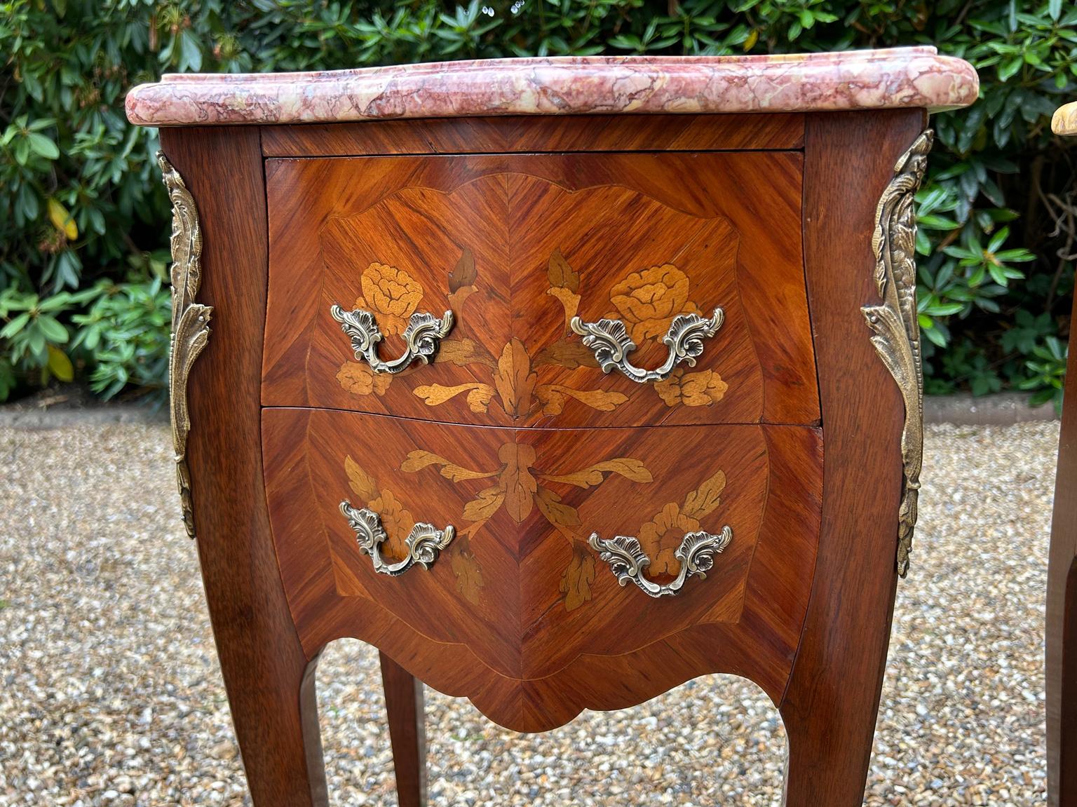 Coppia di sponde francesi d'epoca in legno di noce e Kingwood con piani in marmo in vendita 3