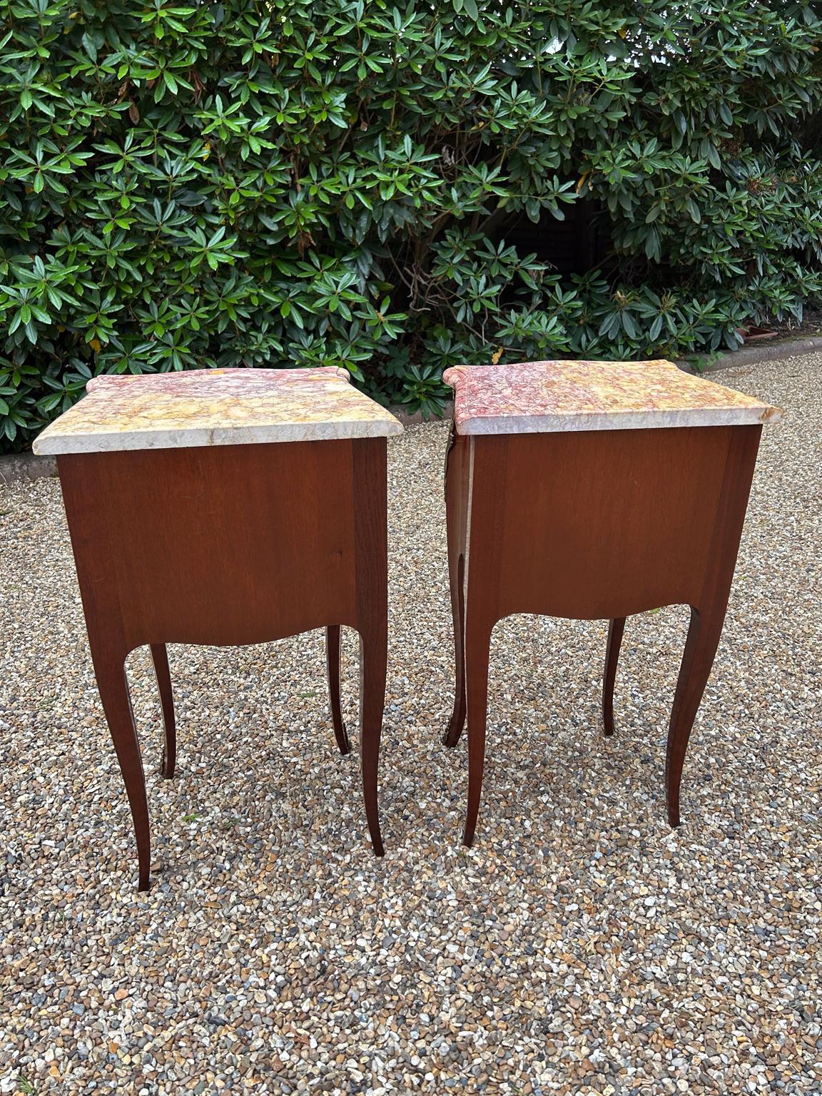 Coppia di sponde francesi d'epoca in legno di noce e Kingwood con piani in marmo in vendita 4