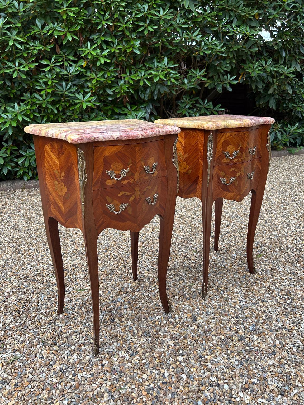 Luigi XV Coppia di sponde francesi d'epoca in legno di noce e Kingwood con piani in marmo in vendita