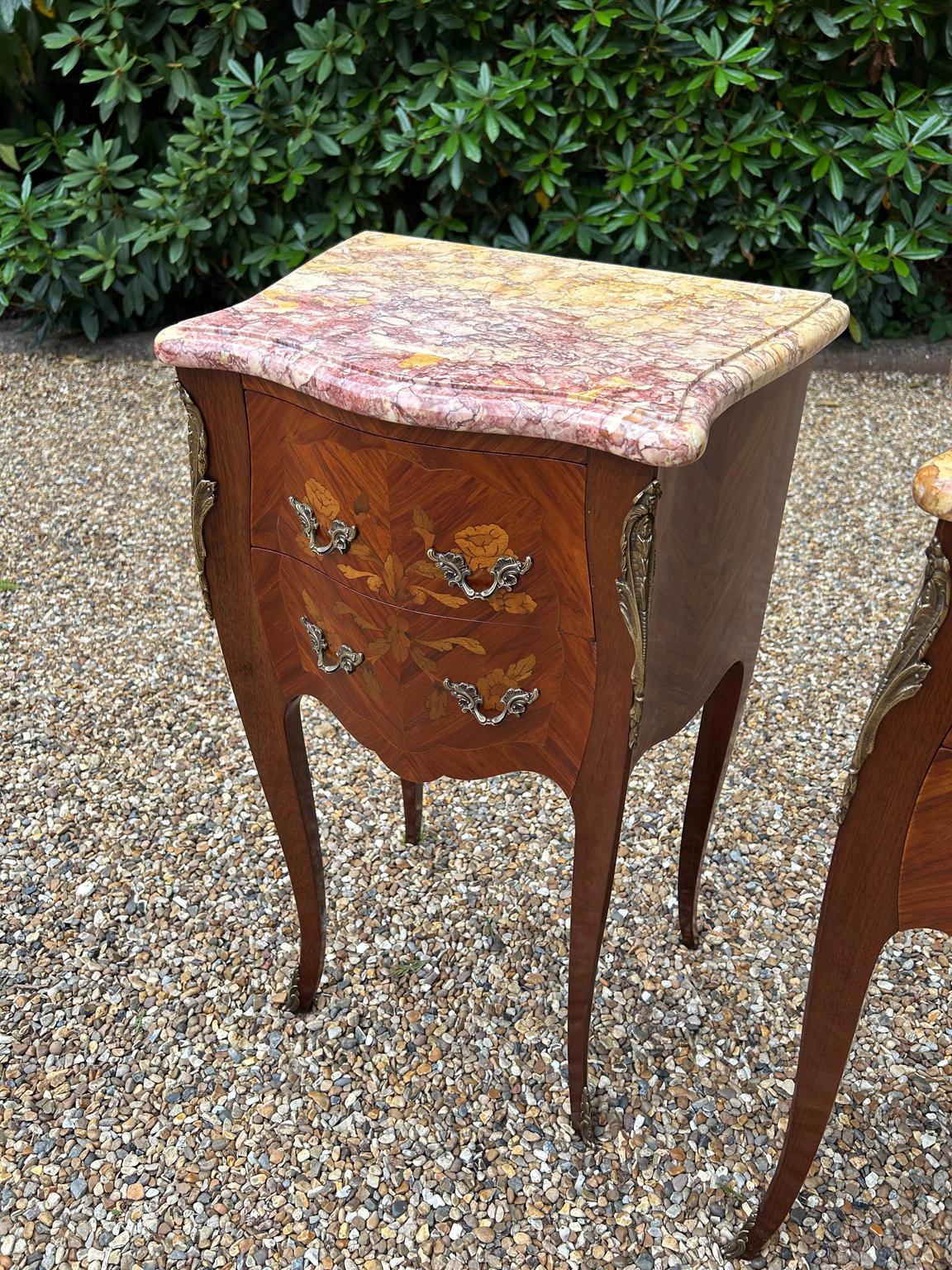 Fatto a mano Coppia di sponde francesi d'epoca in legno di noce e Kingwood con piani in marmo in vendita