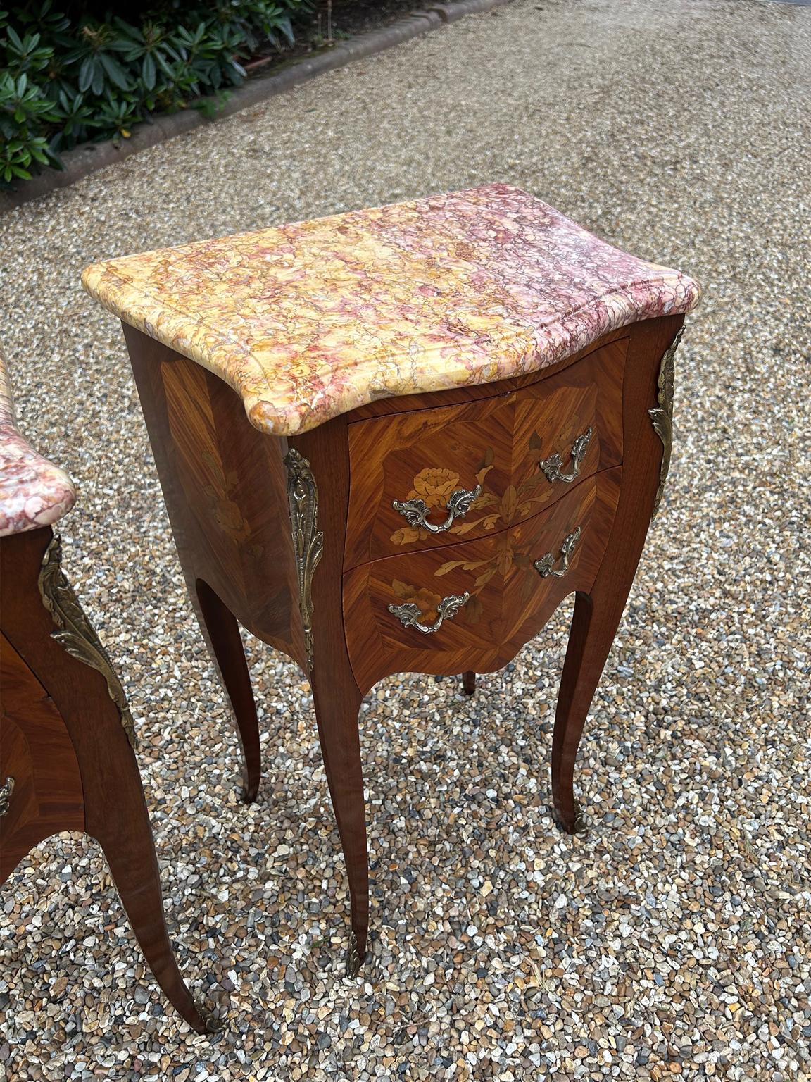 Coppia di sponde francesi d'epoca in legno di noce e Kingwood con piani in marmo In condizioni buone in vendita a Richmond, Surrey