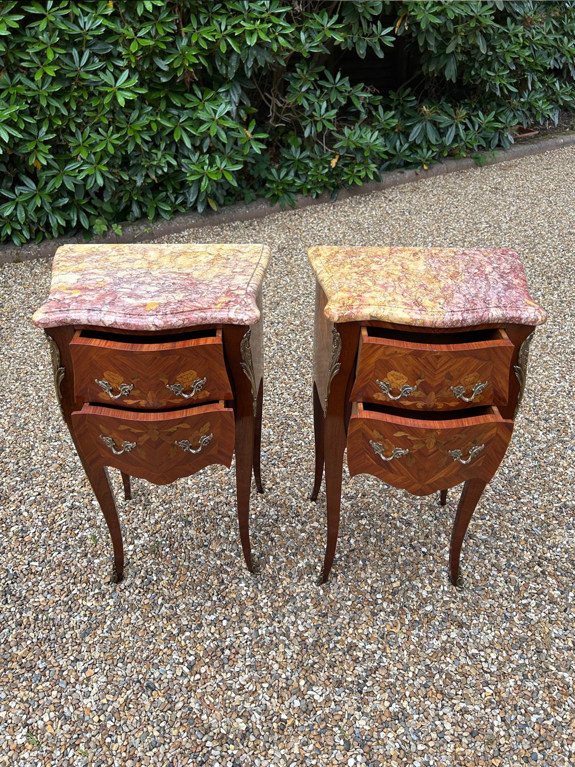XX secolo Coppia di sponde francesi d'epoca in legno di noce e Kingwood con piani in marmo in vendita