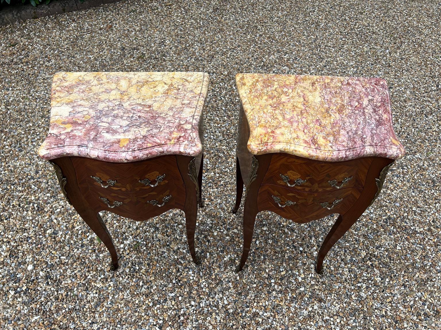 Coppia di sponde francesi d'epoca in legno di noce e Kingwood con piani in marmo in vendita 1