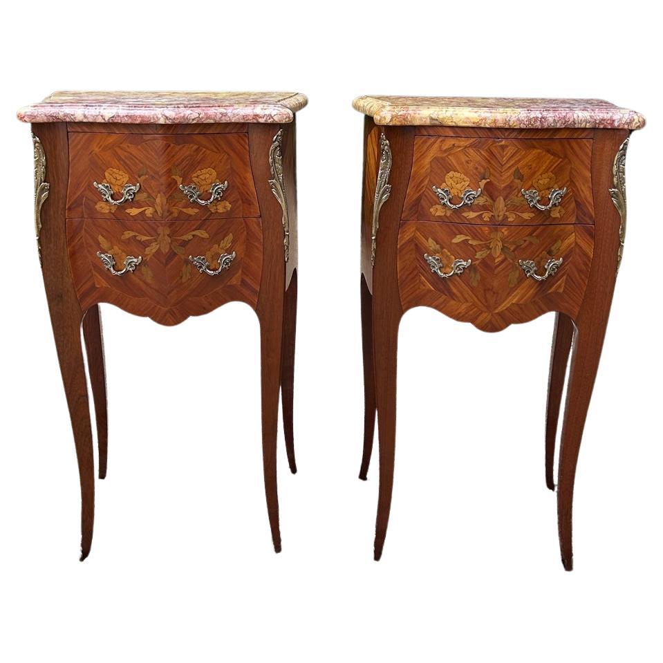 Coppia di sponde francesi d'epoca in legno di noce e Kingwood con piani in marmo in vendita
