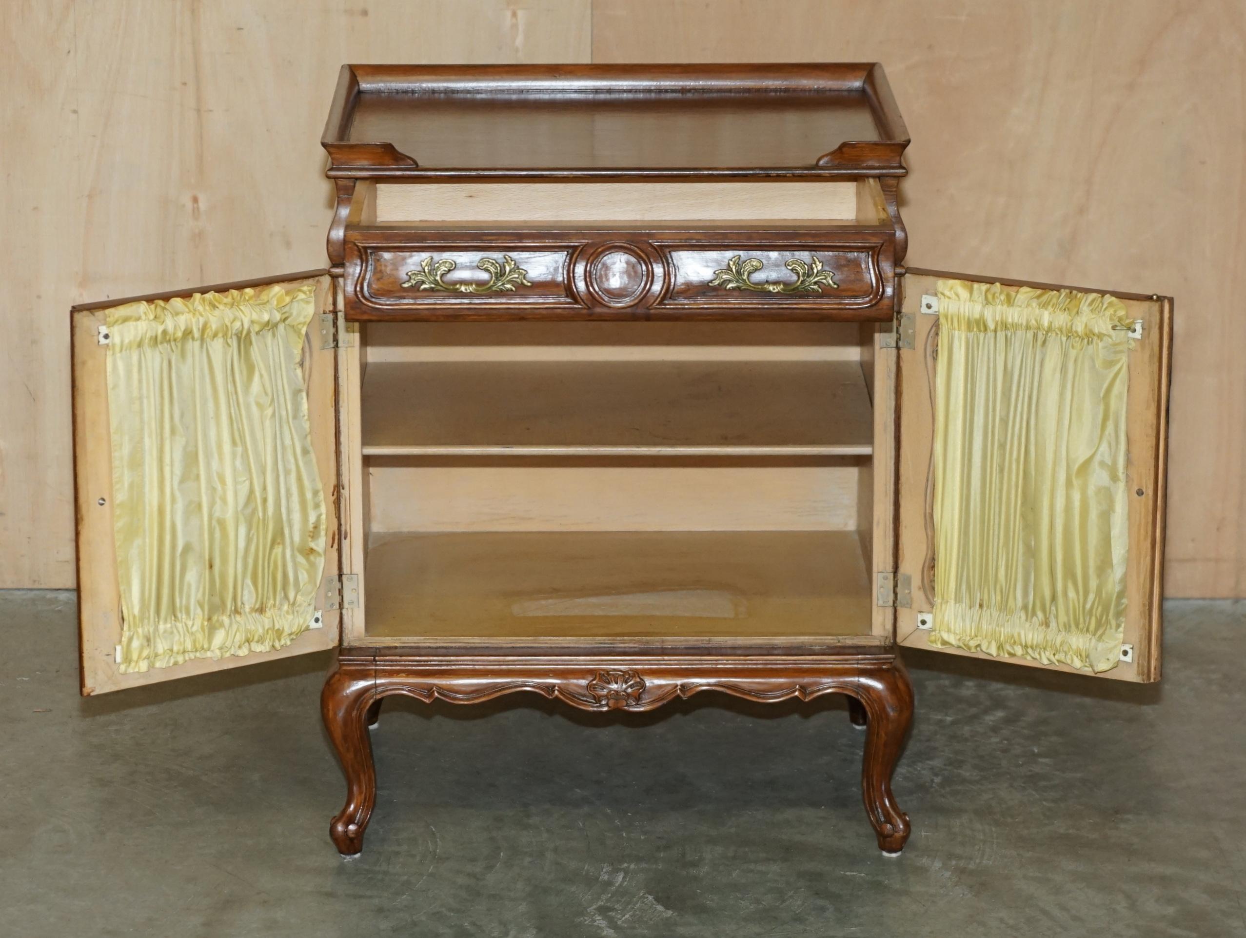 PAIR OF VINTAGE FRENCH WALNUT PIERCED BRASS & SILK SIDE CABINETS WiTH DRAWERS For Sale 6