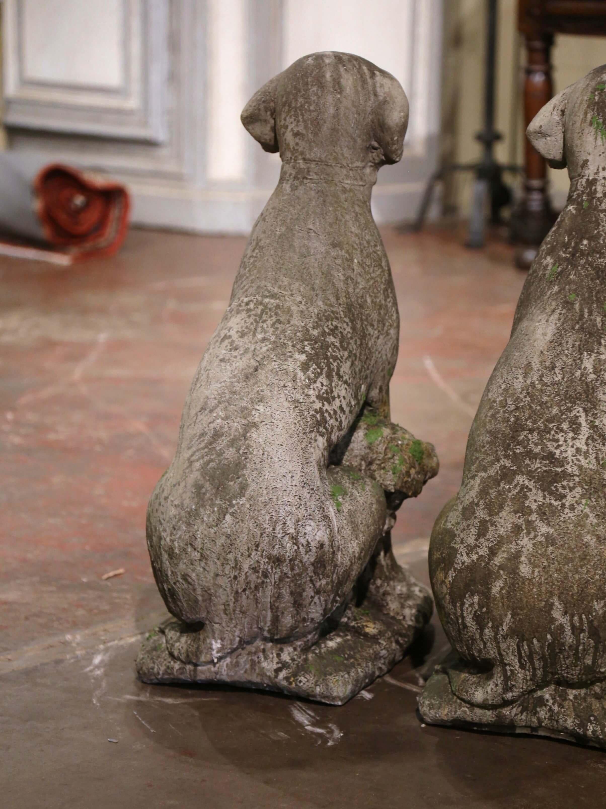 Pareja de esculturas francesas vintage de perro labrador y cachorro de piedra tallada a la intemperie 4