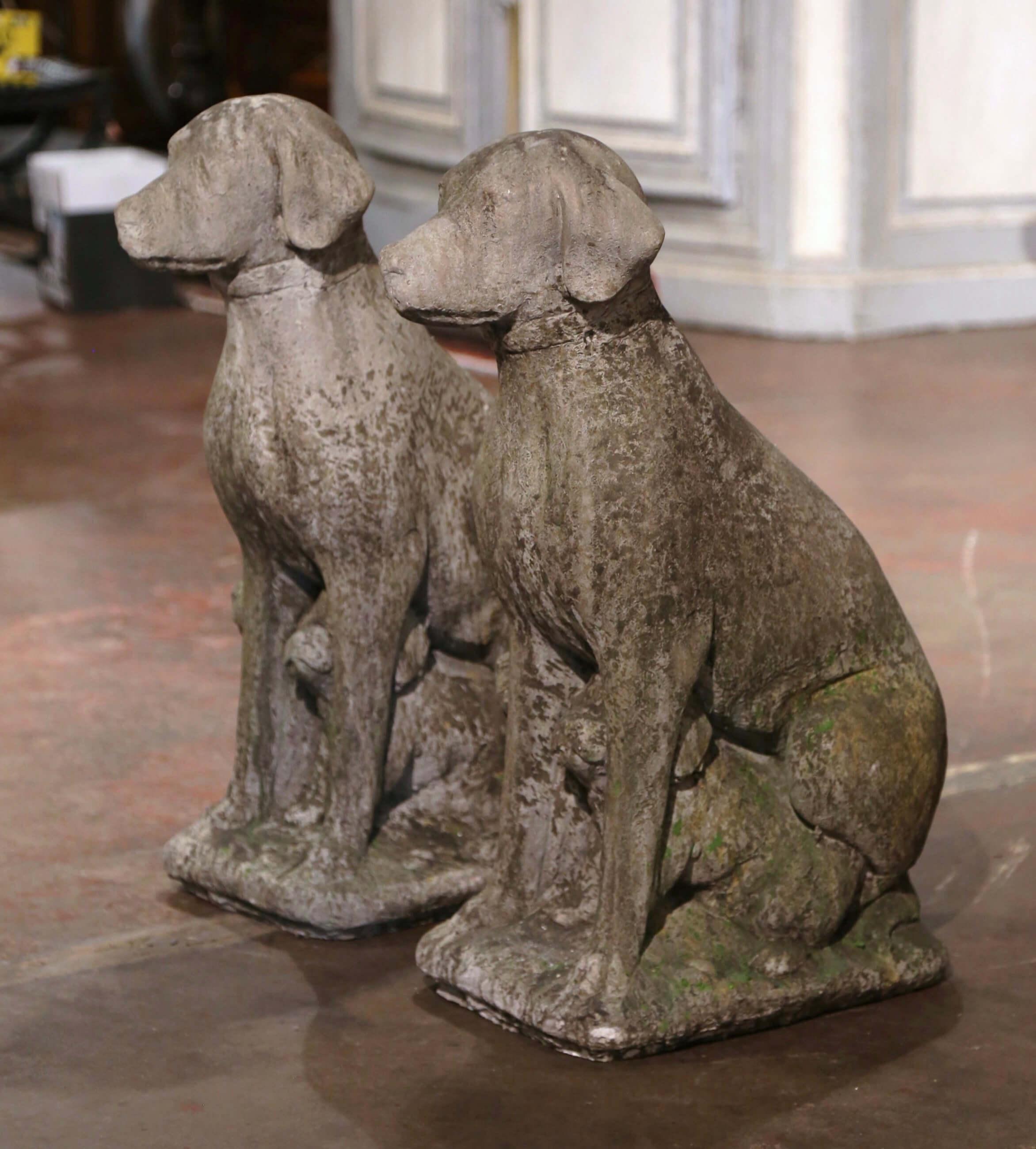 Pareja de esculturas francesas vintage de perro labrador y cachorro de piedra tallada a la intemperie en Excelente Estado en Dallas, TX