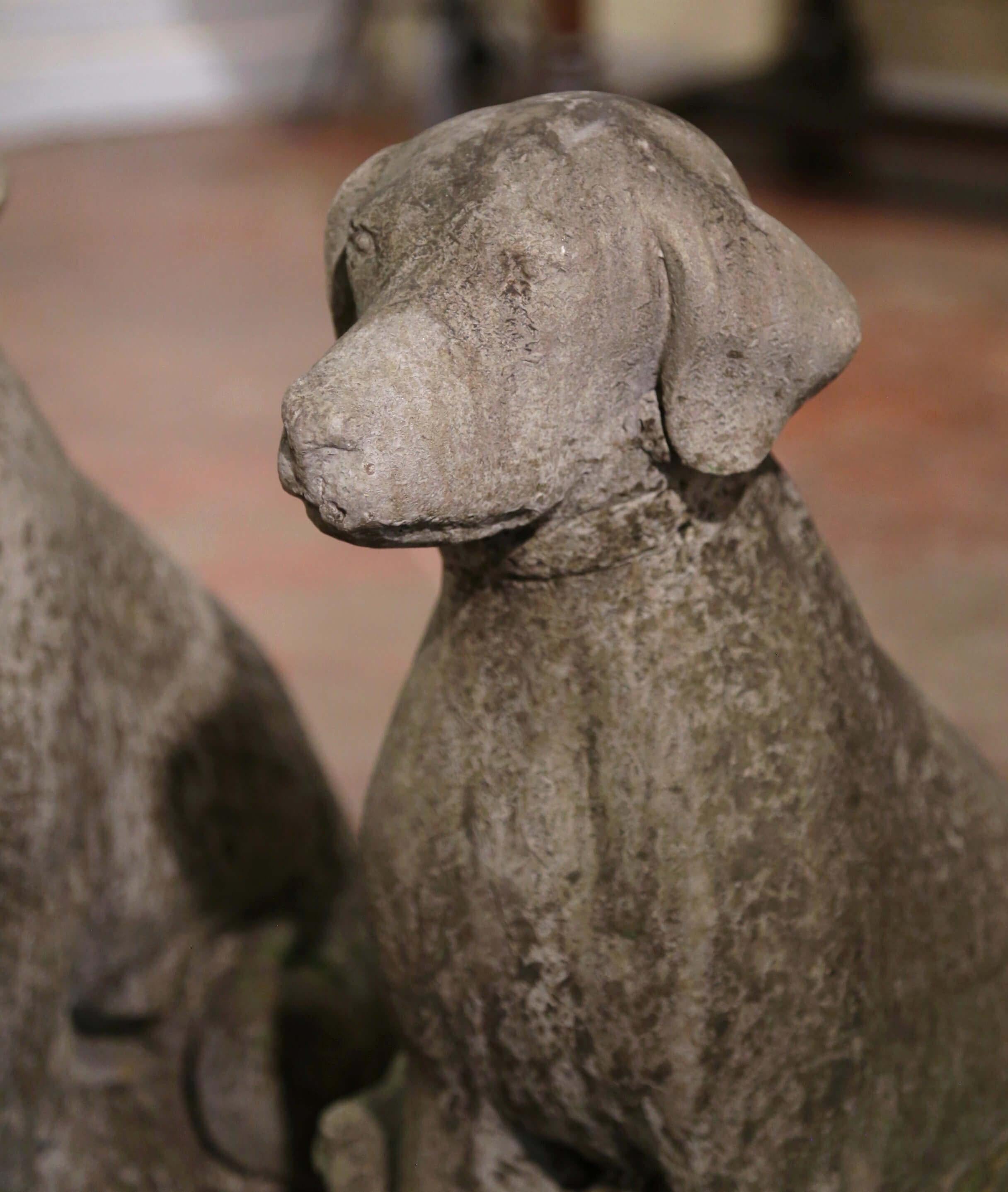 Pareja de esculturas francesas vintage de perro labrador y cachorro de piedra tallada a la intemperie Siglo XXI y contemporáneo