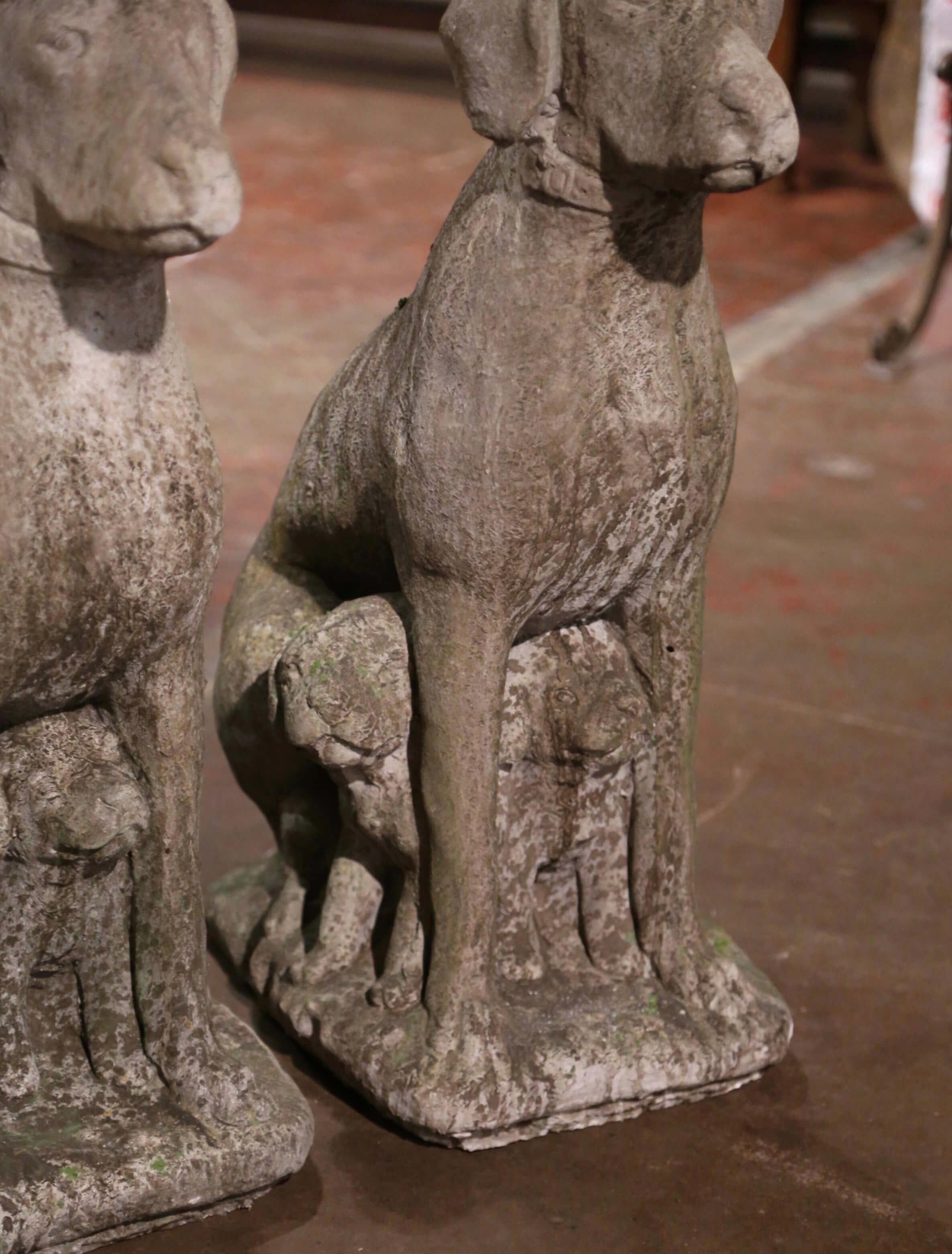 Pareja de esculturas francesas vintage de perro labrador y cachorro de piedra tallada a la intemperie Piedra de molde