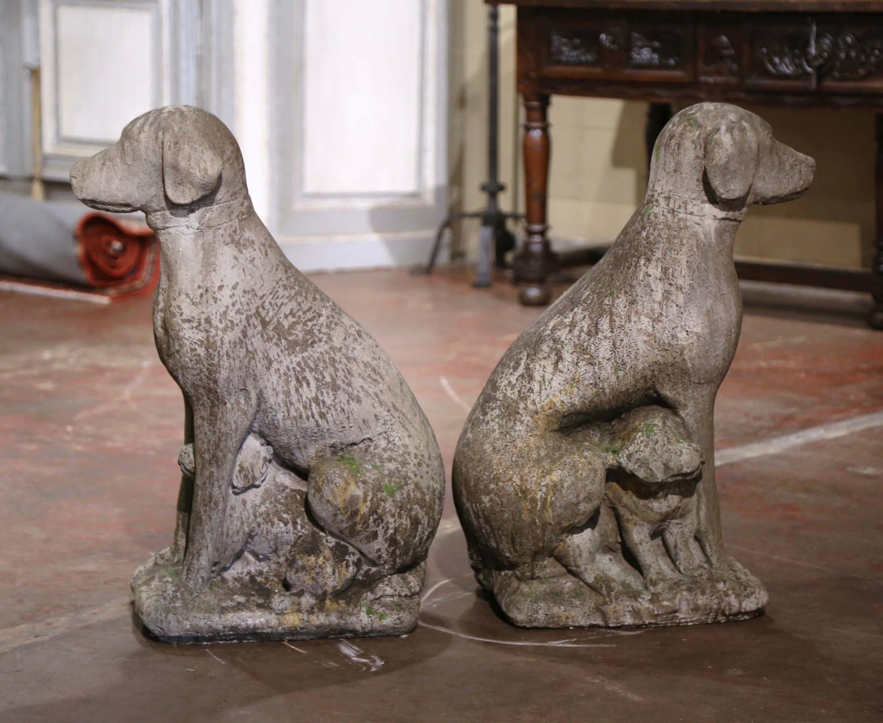 Pareja de esculturas francesas vintage de perro labrador y cachorro de piedra tallada a la intemperie 1