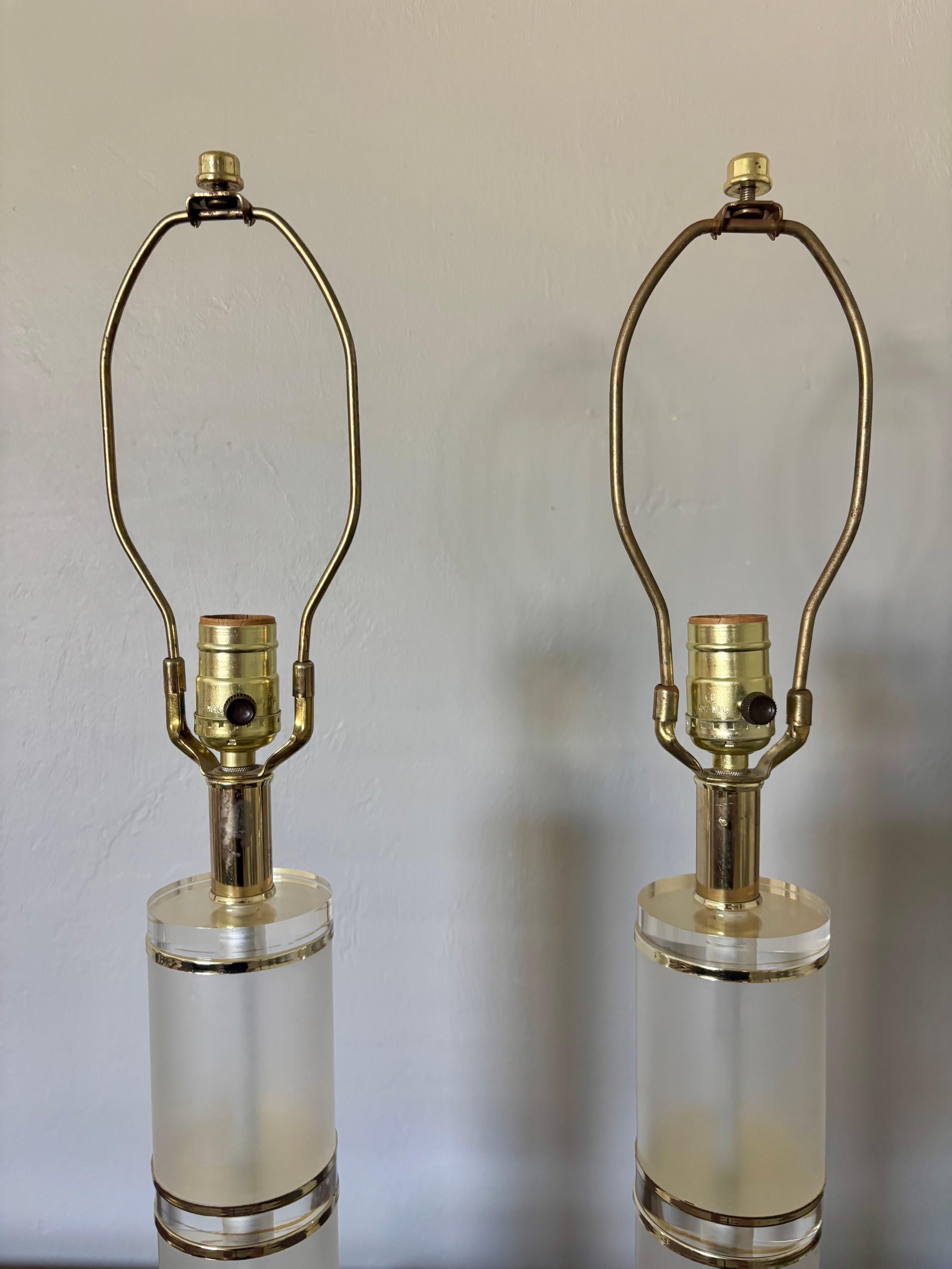 Mid-Century Modern Paire de lampes de table vintage en lucite givrée et transparente avec laiton, circa 1970 en vente