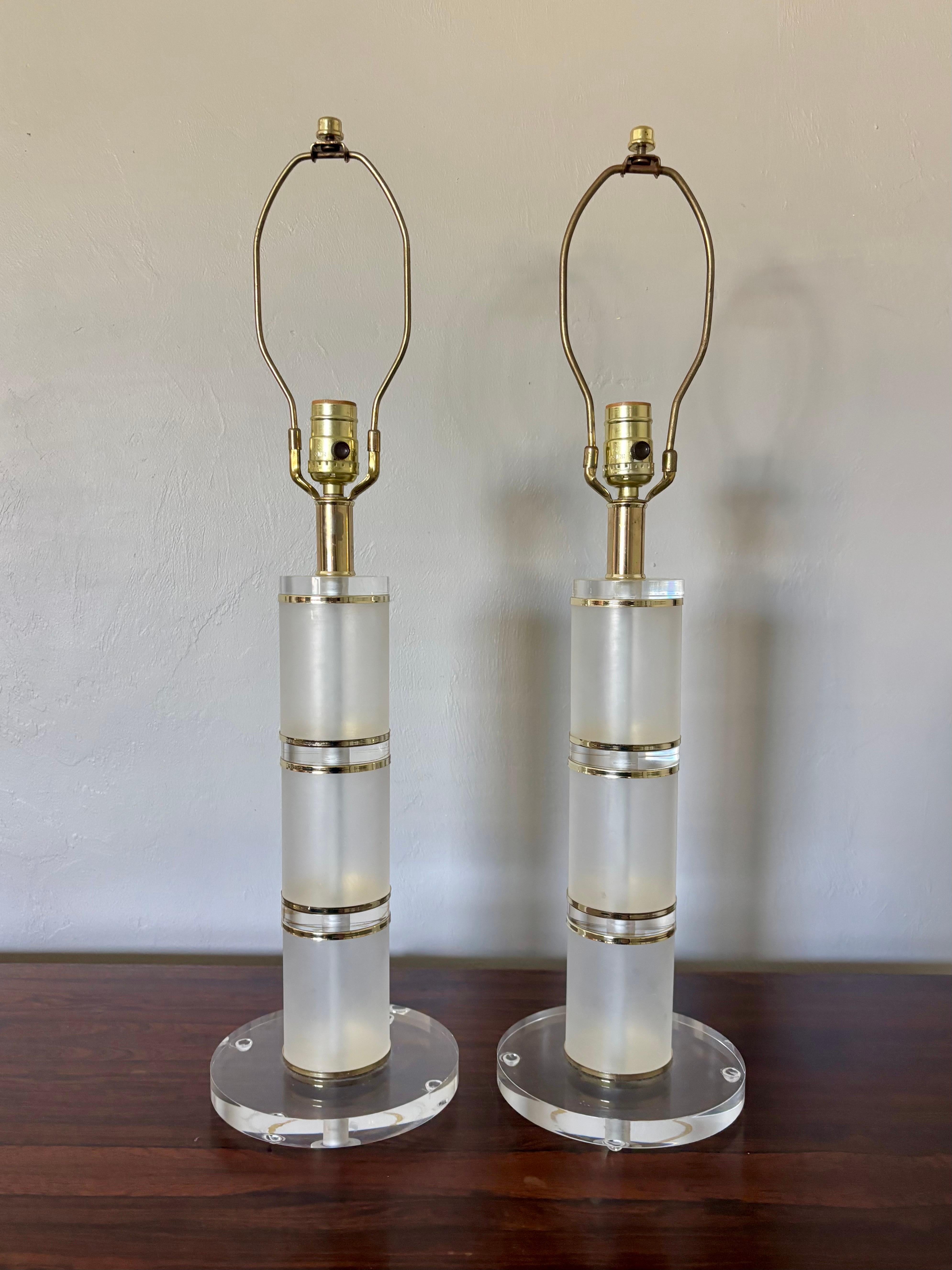 Américain Paire de lampes de table vintage en lucite givrée et transparente avec laiton, circa 1970 en vente