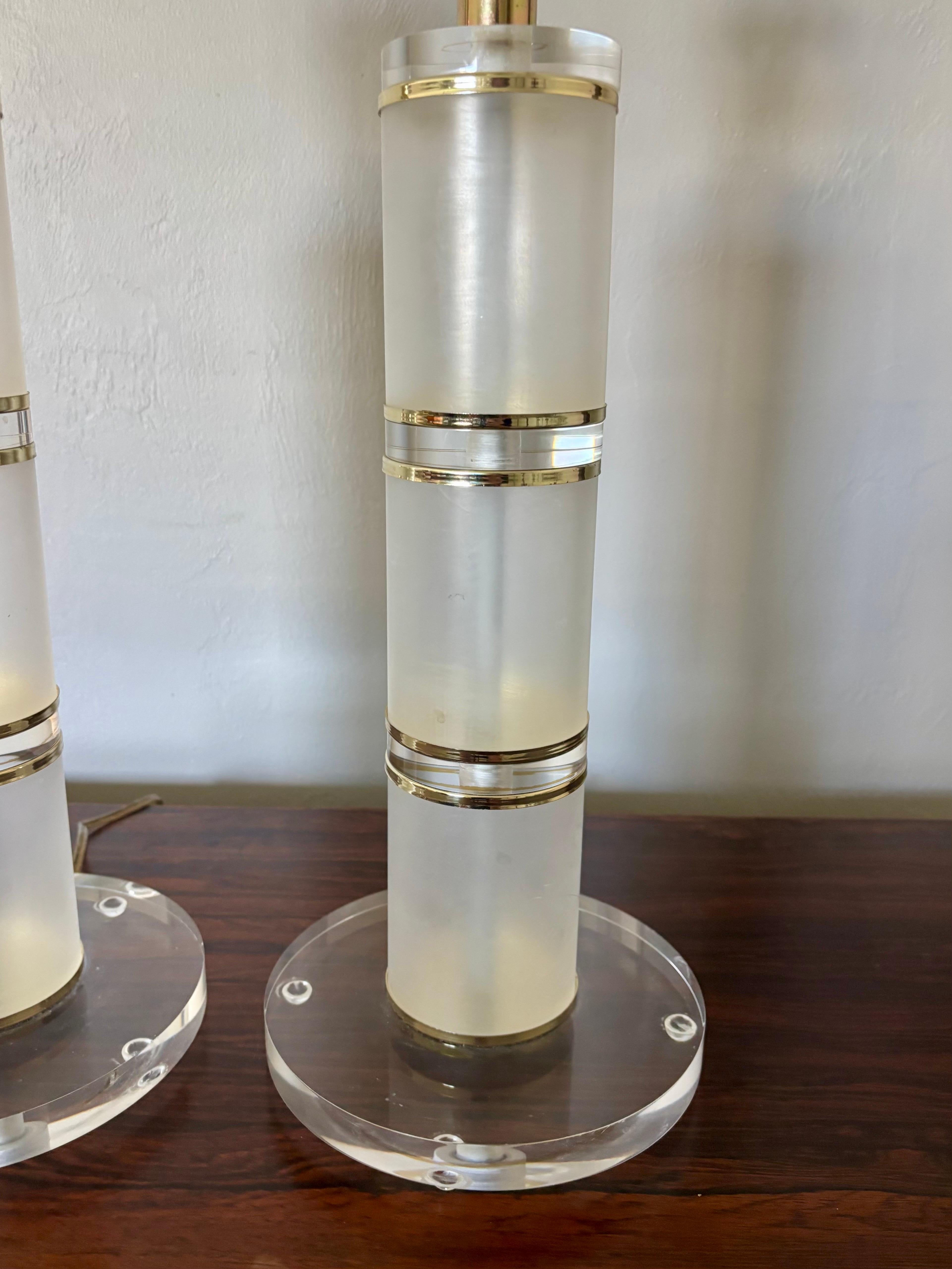 Paire de lampes de table vintage en lucite givrée et transparente avec laiton, circa 1970 Bon état - En vente à Boynton Beach, FL