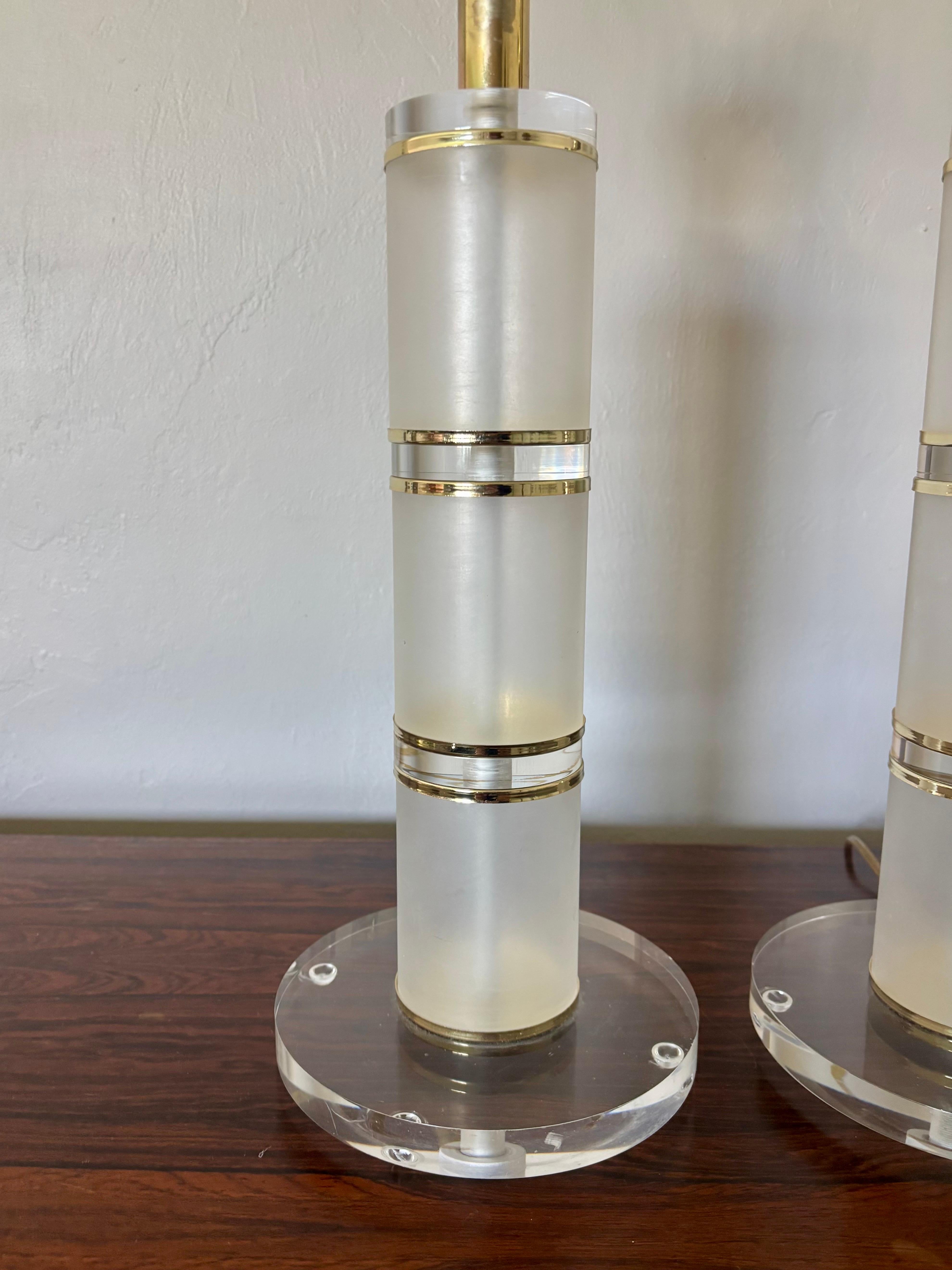 20ième siècle Paire de lampes de table vintage en lucite givrée et transparente avec laiton, circa 1970 en vente
