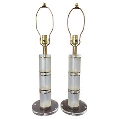 Coppia di lampade da tavolo vintage in lucite trasparente e smerigliata con ottone, circa anni '70