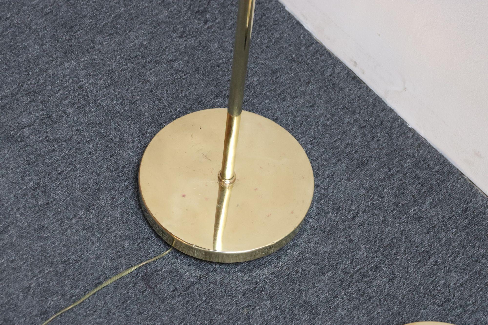 Coppia di lampade da terra vintage completamente regolabili di Chapman in ottone lucido in vendita 4