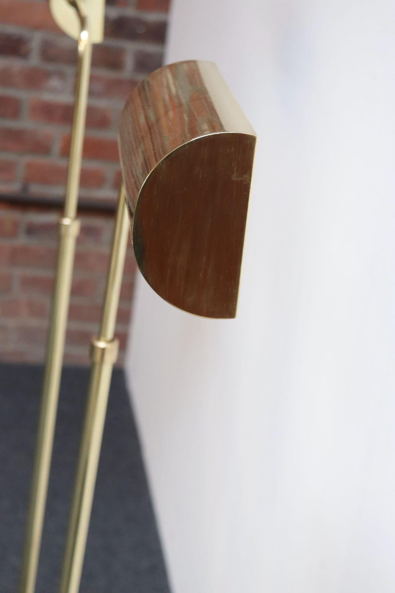 Coppia di lampade da terra vintage completamente regolabili di Chapman in ottone lucido in vendita 6