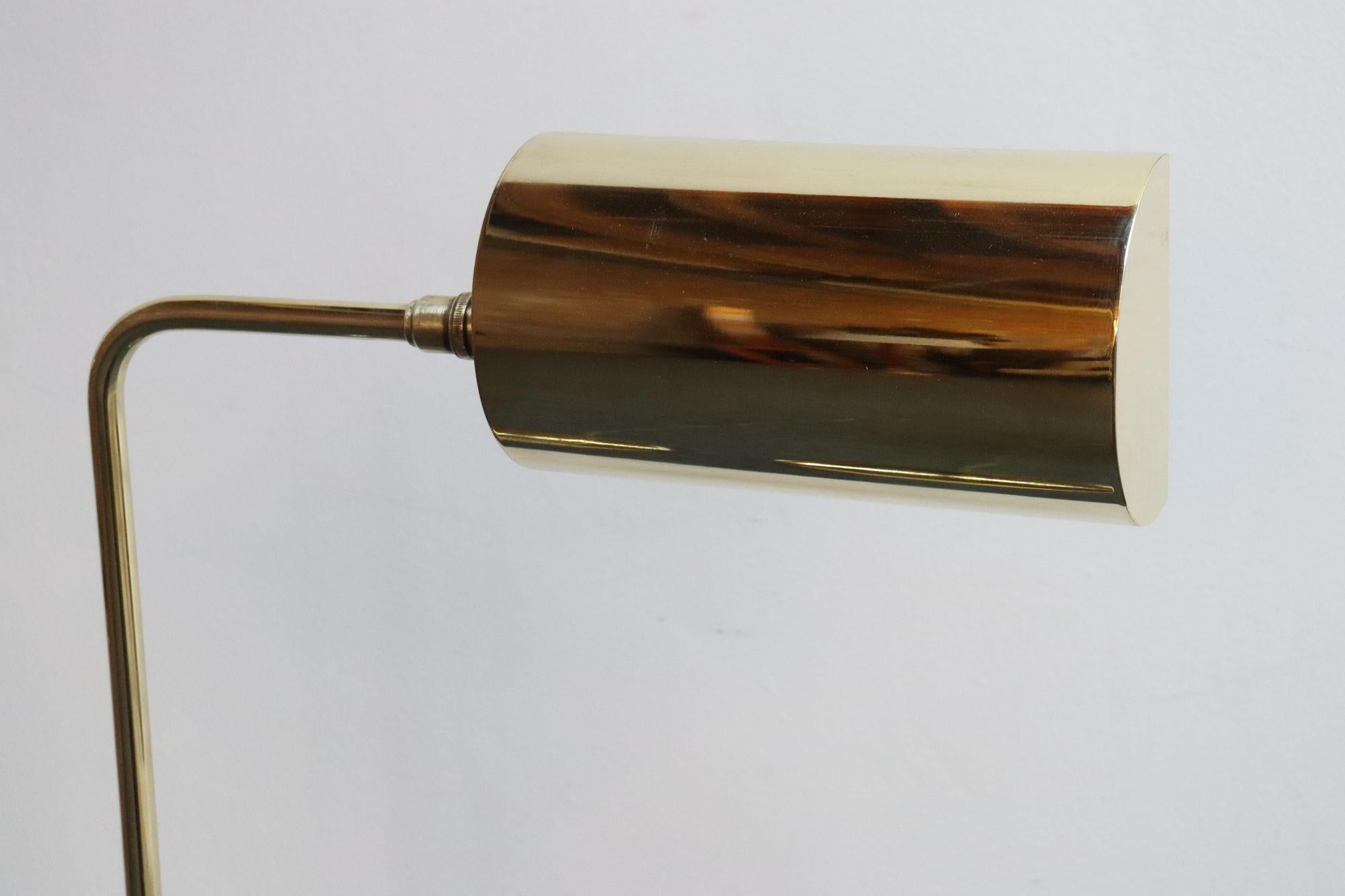 Coppia di lampade da terra vintage completamente regolabili di Chapman in ottone lucido in vendita 7