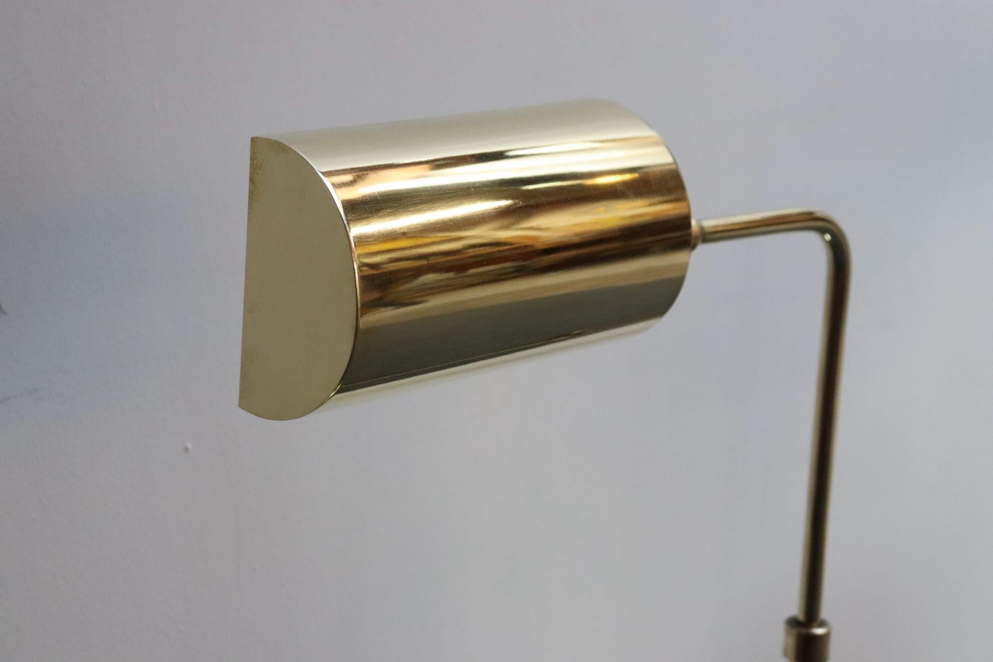 Coppia di lampade da terra vintage completamente regolabili di Chapman in ottone lucido in vendita 8