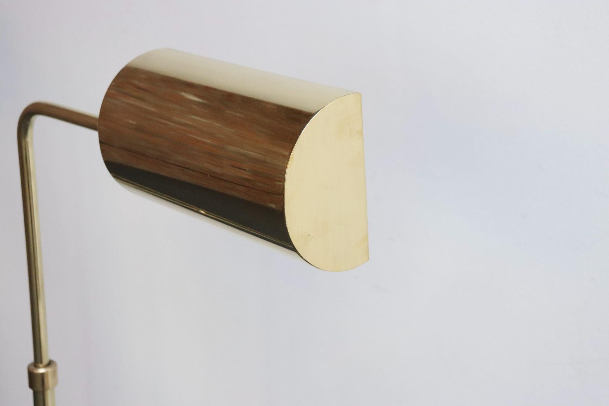 Coppia di lampade da terra vintage completamente regolabili di Chapman in ottone lucido in vendita 10