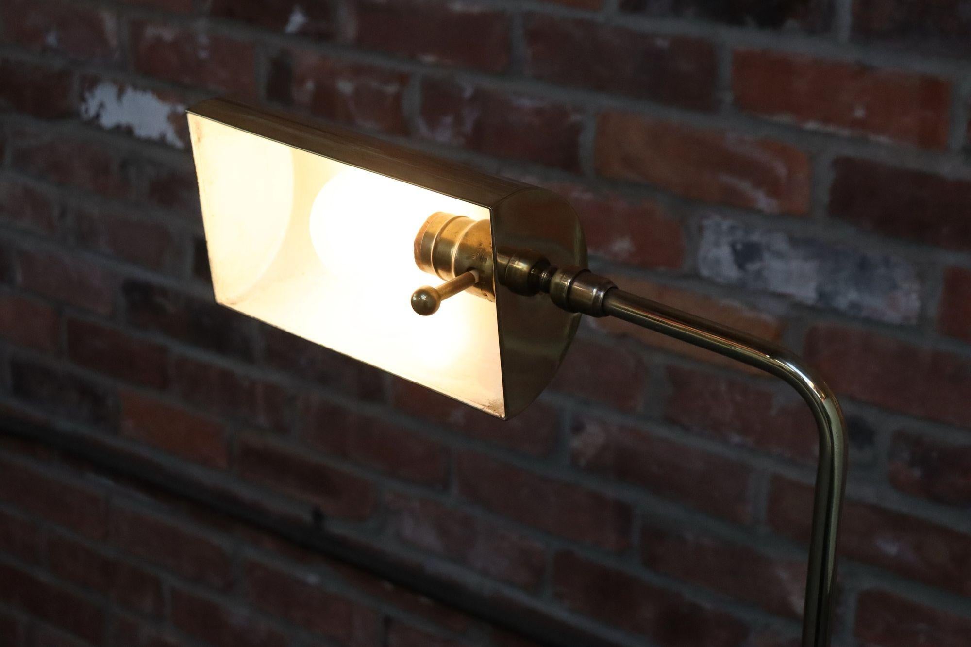 Coppia di lampade da terra vintage completamente regolabili di Chapman in ottone lucido in vendita 12