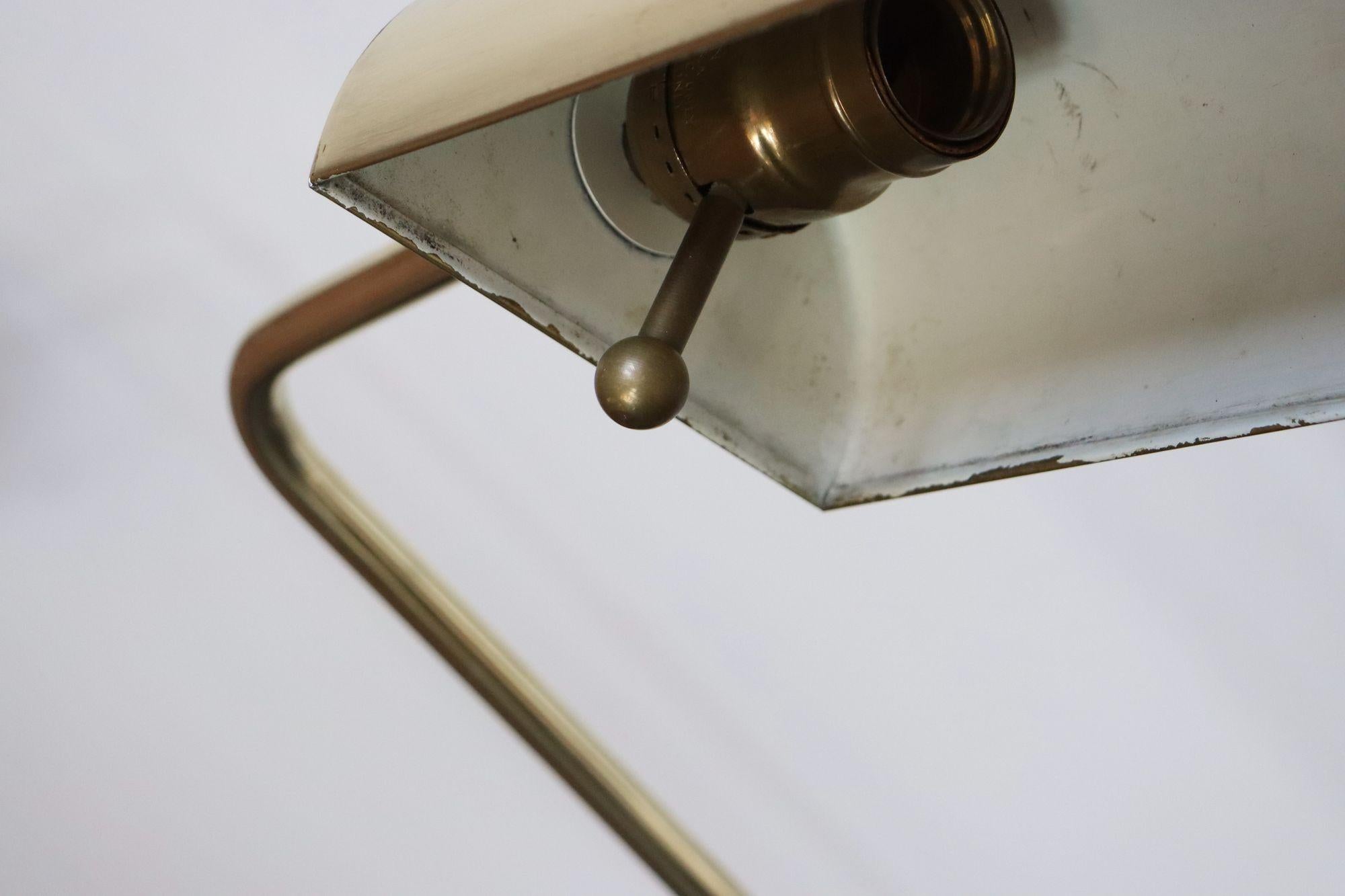 Coppia di lampade da terra vintage completamente regolabili di Chapman in ottone lucido in vendita 13