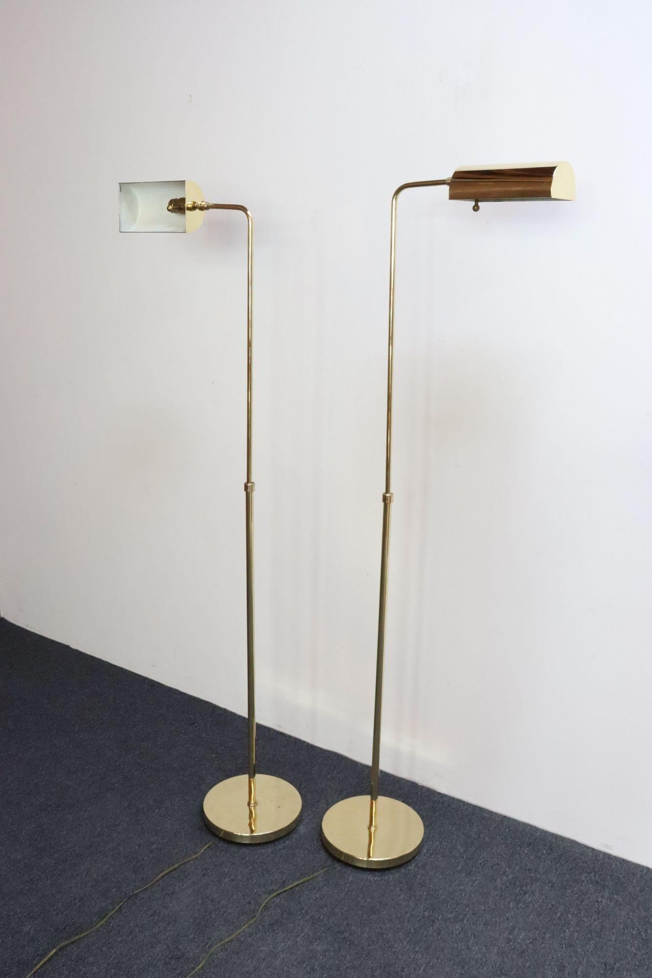 Ottone Coppia di lampade da terra vintage completamente regolabili di Chapman in ottone lucido in vendita