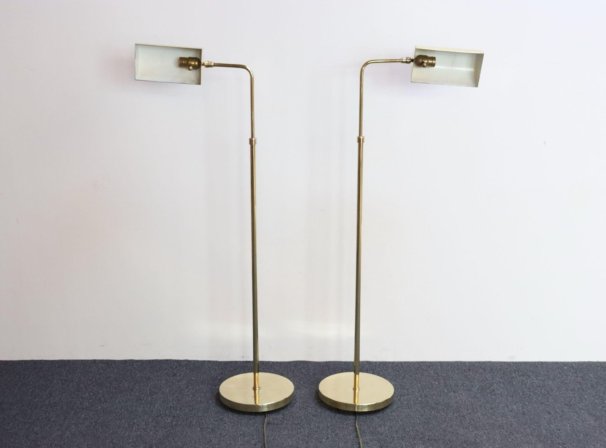 Coppia di lampade da terra vintage completamente regolabili di Chapman in ottone lucido in vendita 1