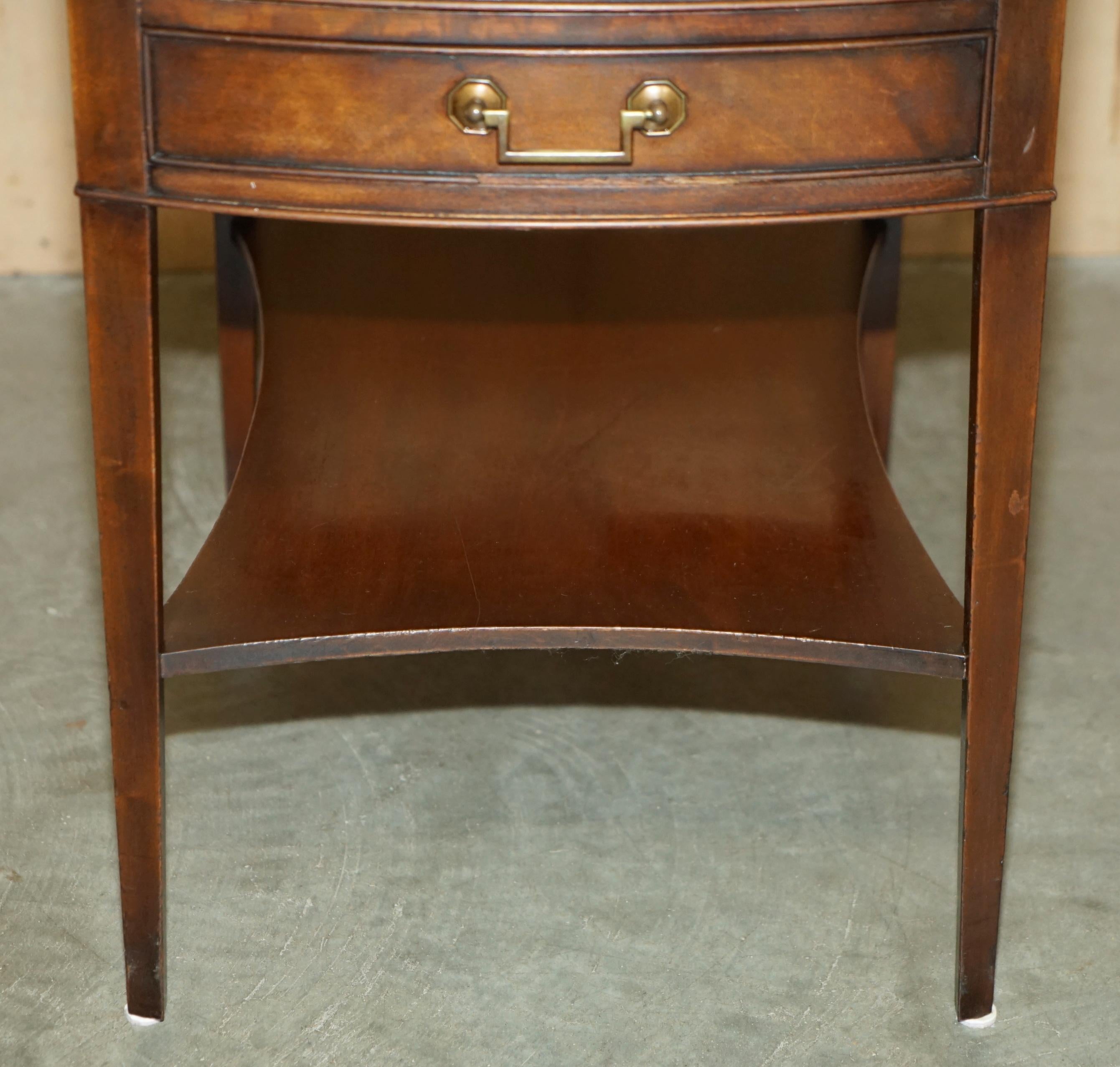 Paire de tables d'appoint GRAND RAPIDS MICH BROWN LEATHER SIDE LAMP pleinement STAMPED en vente 11