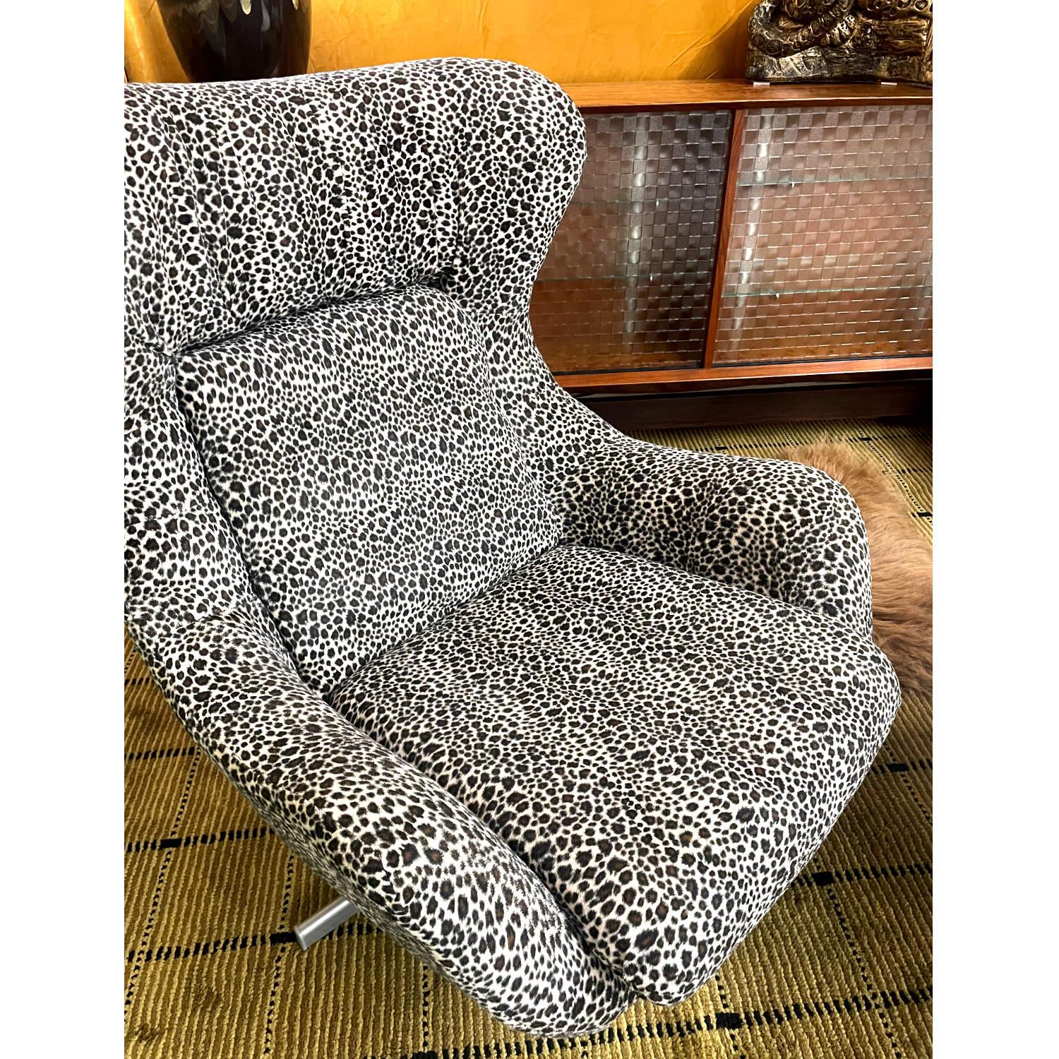 Pair of Vintage Fuzzy Leopard Arne Jacobsen Egg Chair Style Swivel Chairs For Sale 3
