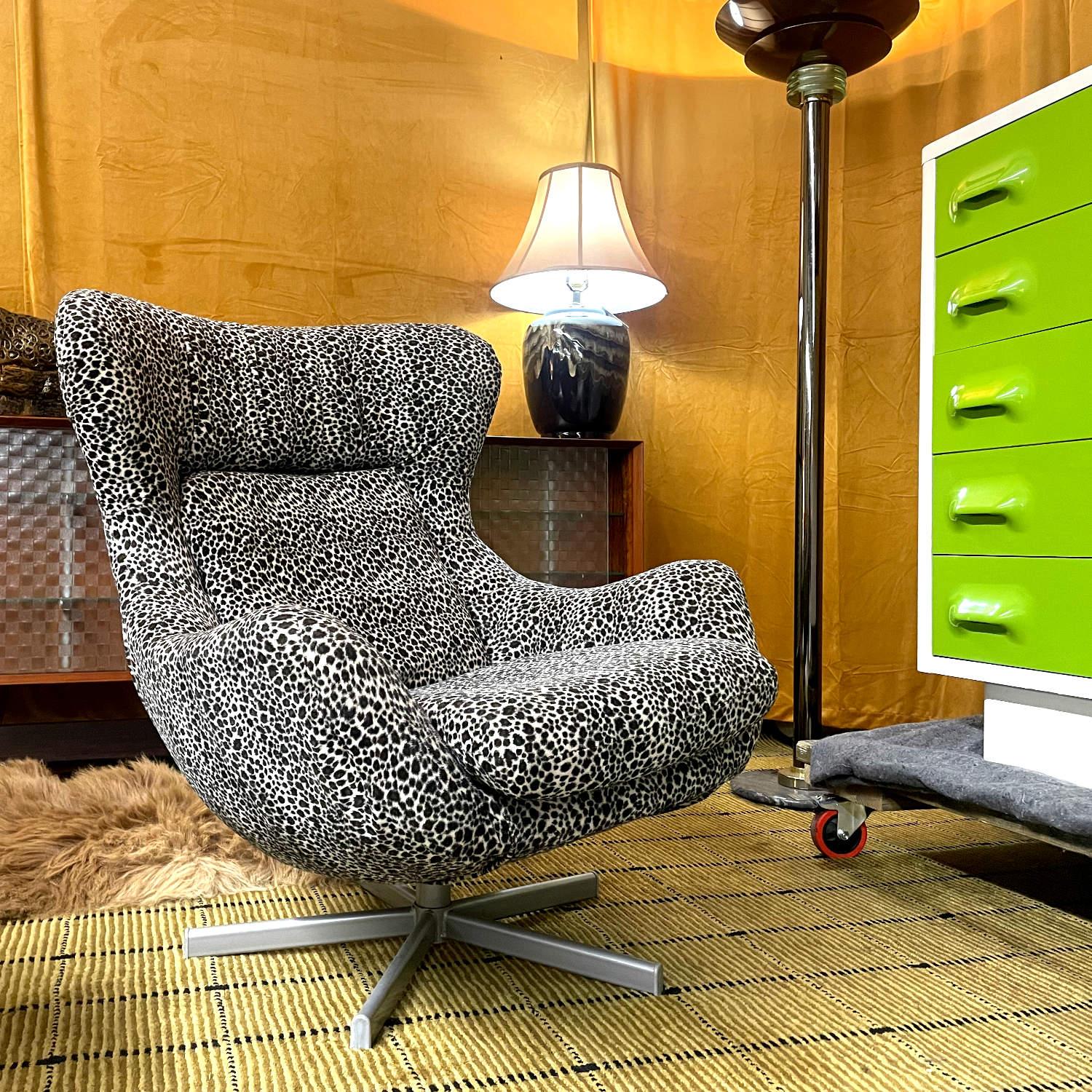 Pair of Vintage Fuzzy Leopard Arne Jacobsen Egg Chair Style Swivel Chairs For Sale 4