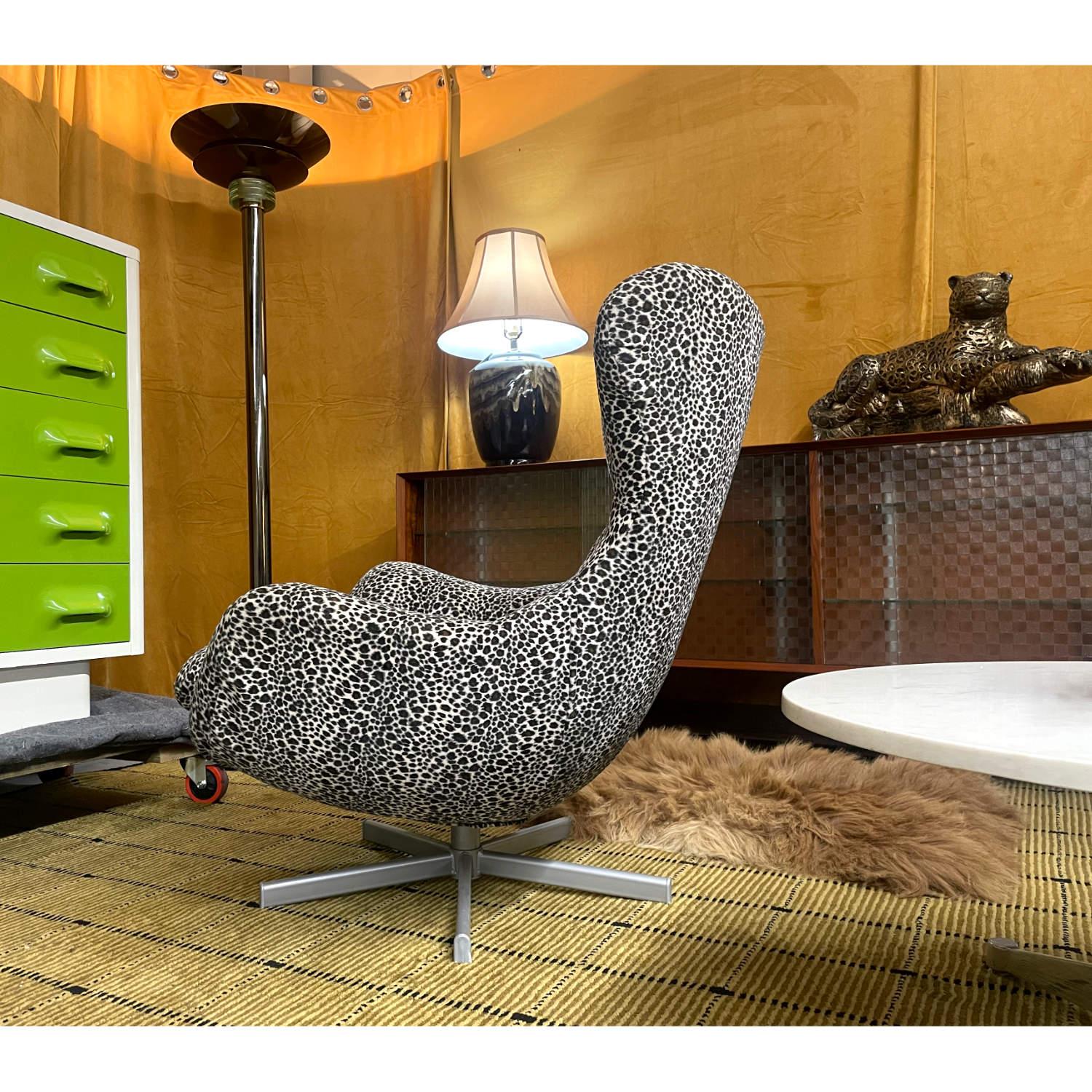 Ein Paar schwenkbare Vintage-Stühle im Arne Jacobsen-Eierstuhl-Stil mit flauschigem Leopardenmuster im Angebot 5