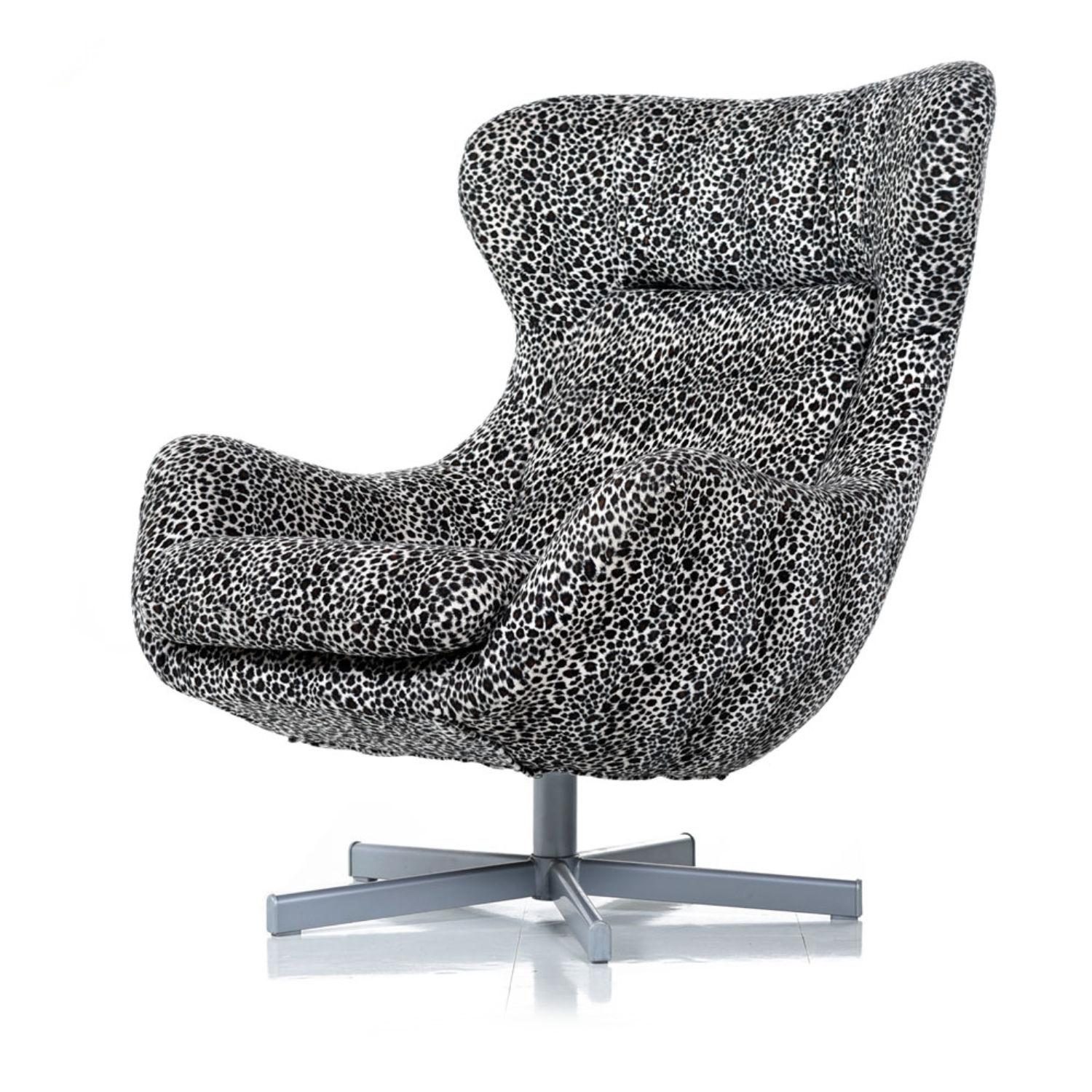 Mid-Century Modern Pair of Vintage Fuzzy Leopard Arne Jacobsen Egg Chair Style Swivel Chairs For Sale